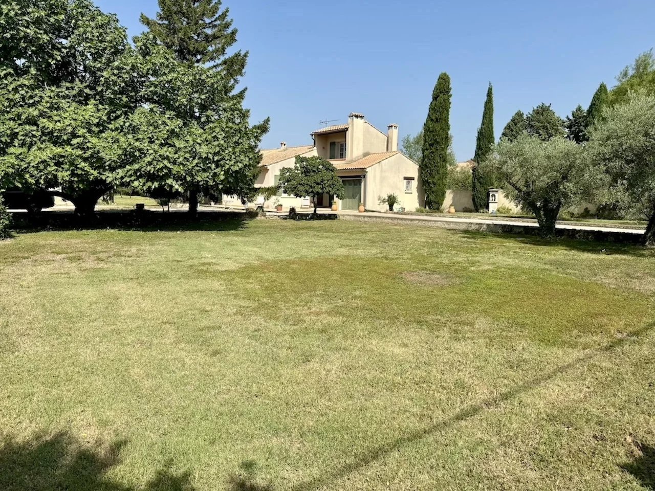 Villa contemporaine sur 4900 m2 de terrain