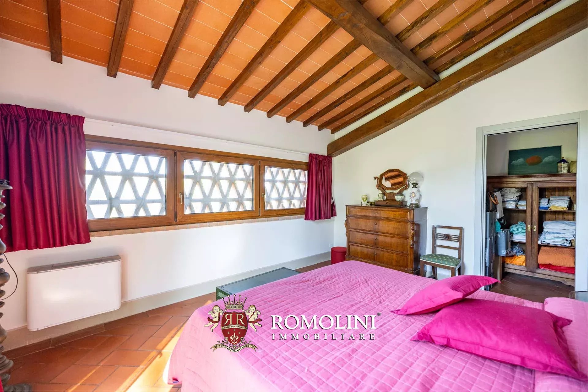 8 Bedroom Villa/Townhouse's Image 16