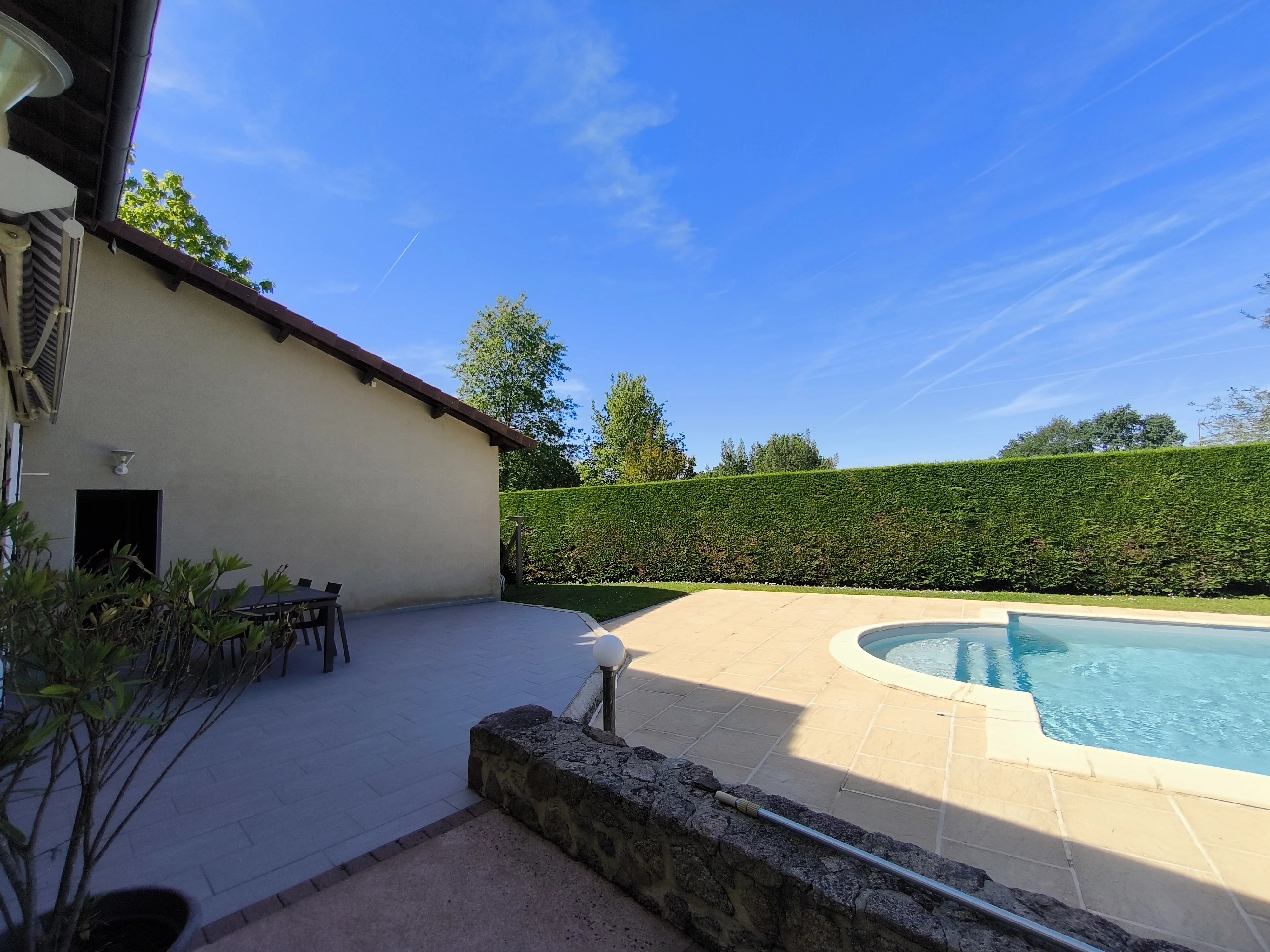 Fermette rénovée avec terrain  et piscine
