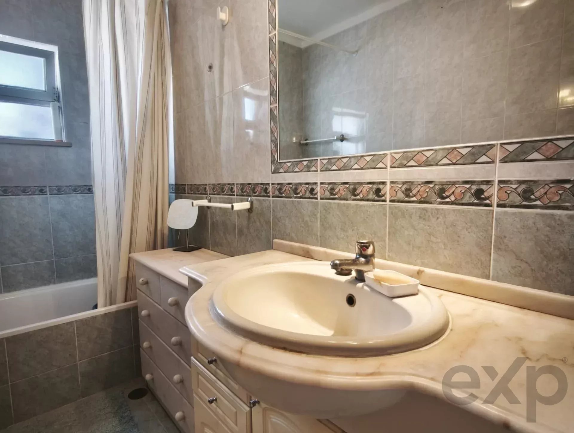 Converted T2 last floor apartment – Alvor, Portimão 8500-451 image 14