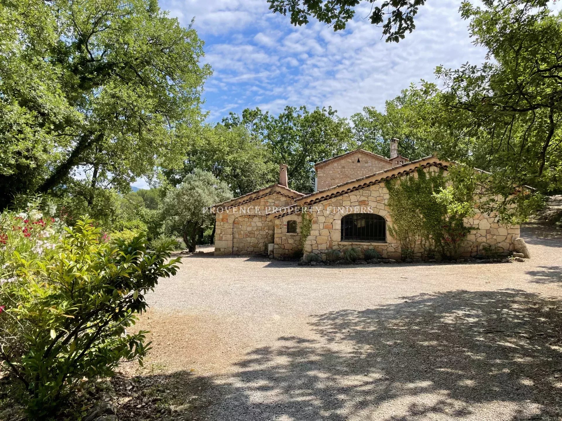 Stone house with beautiful views on 4ha.