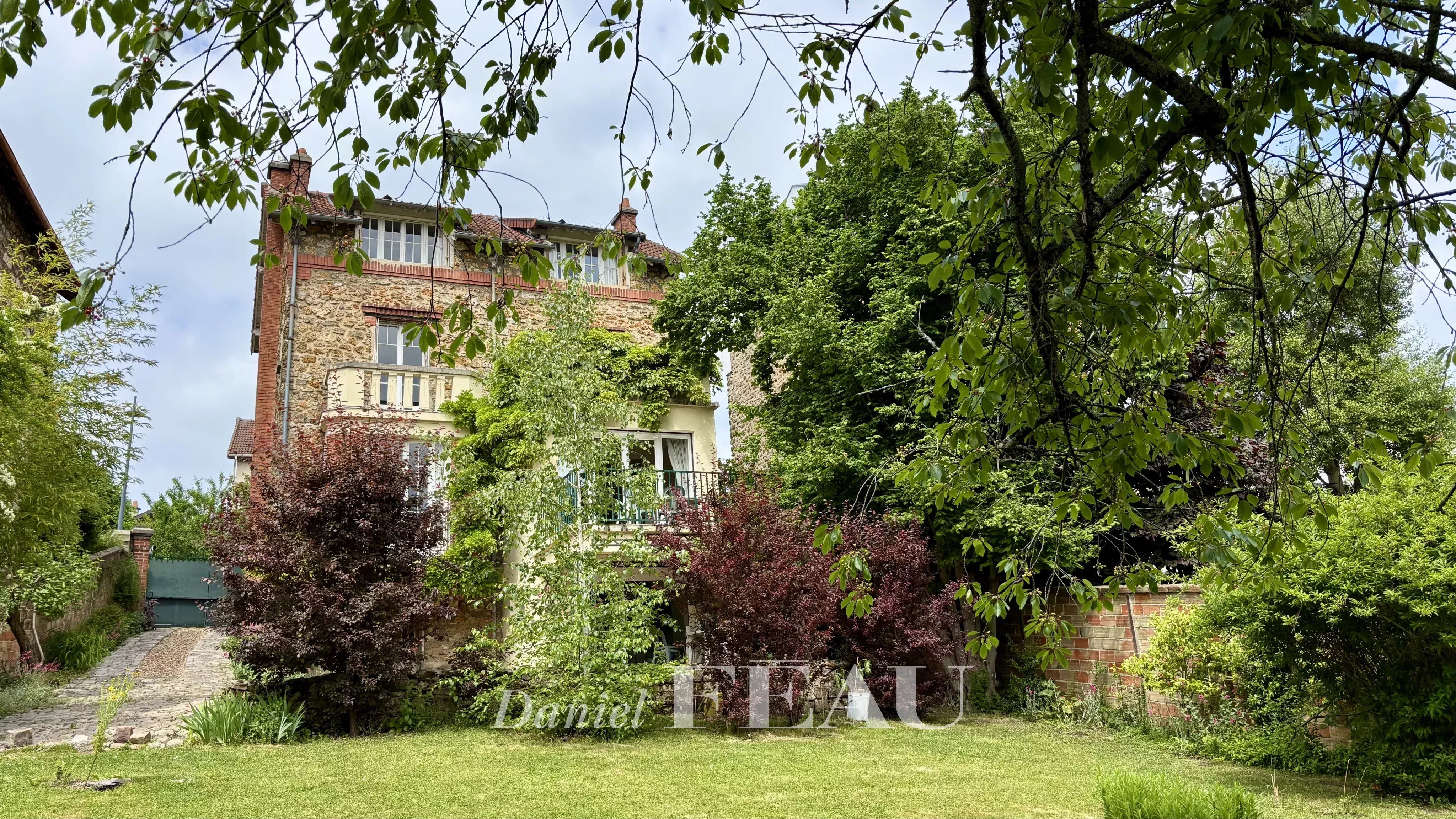 Chaville Right Bank – A 6-bed family home with a garden