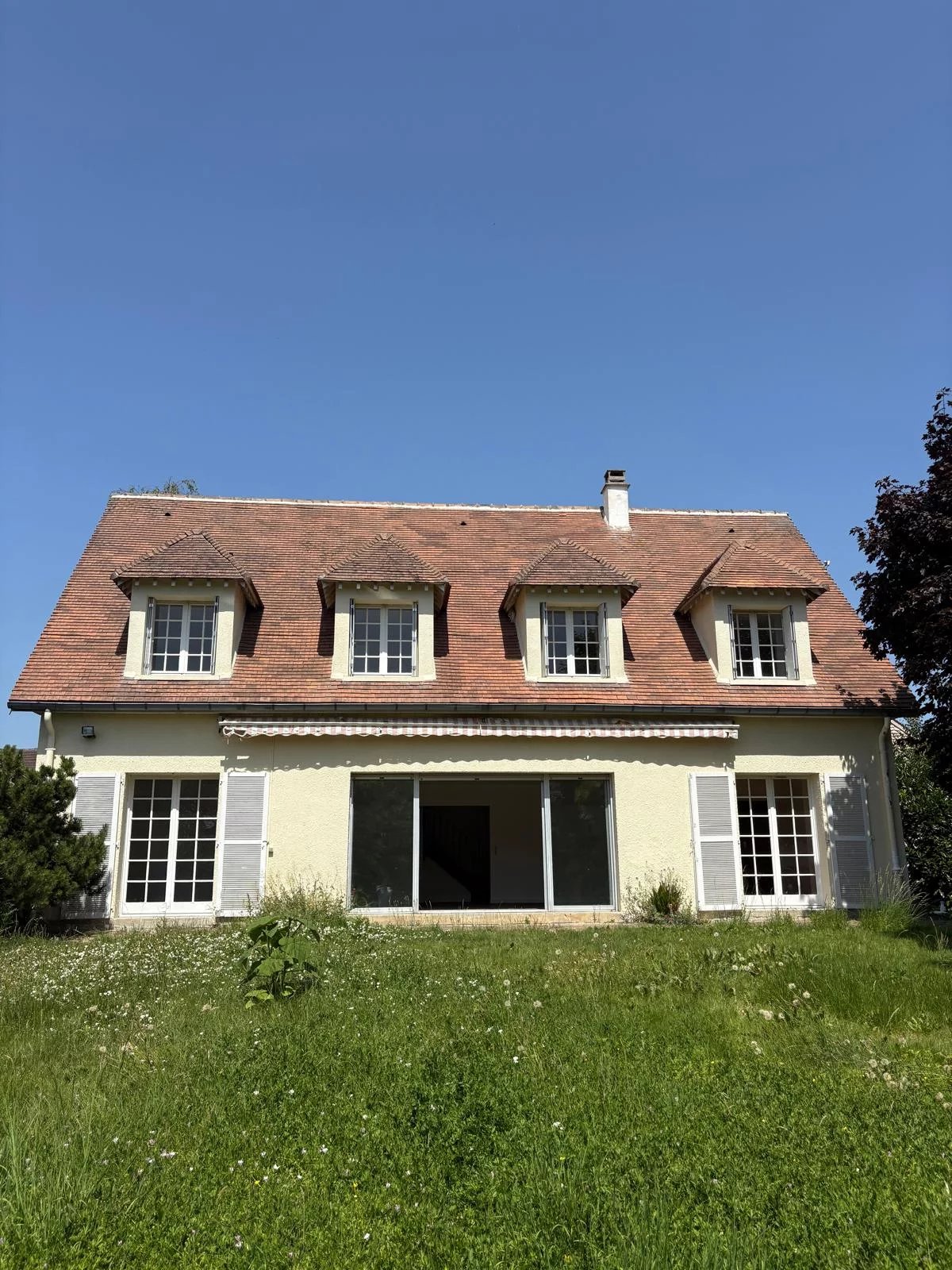family home with large garden in Saint-Nom-la-Bretèche