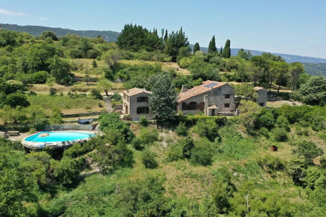 Vaste propriété de caractère à réinventer, havre de paix au cœur du Luberon