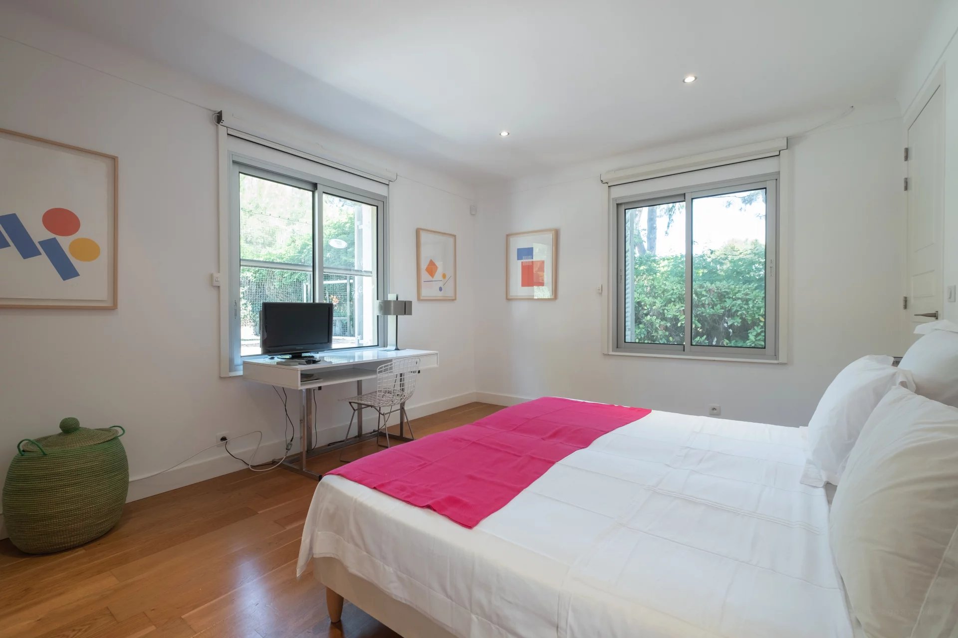 Provencal villa with flat gardens, pool and sea views