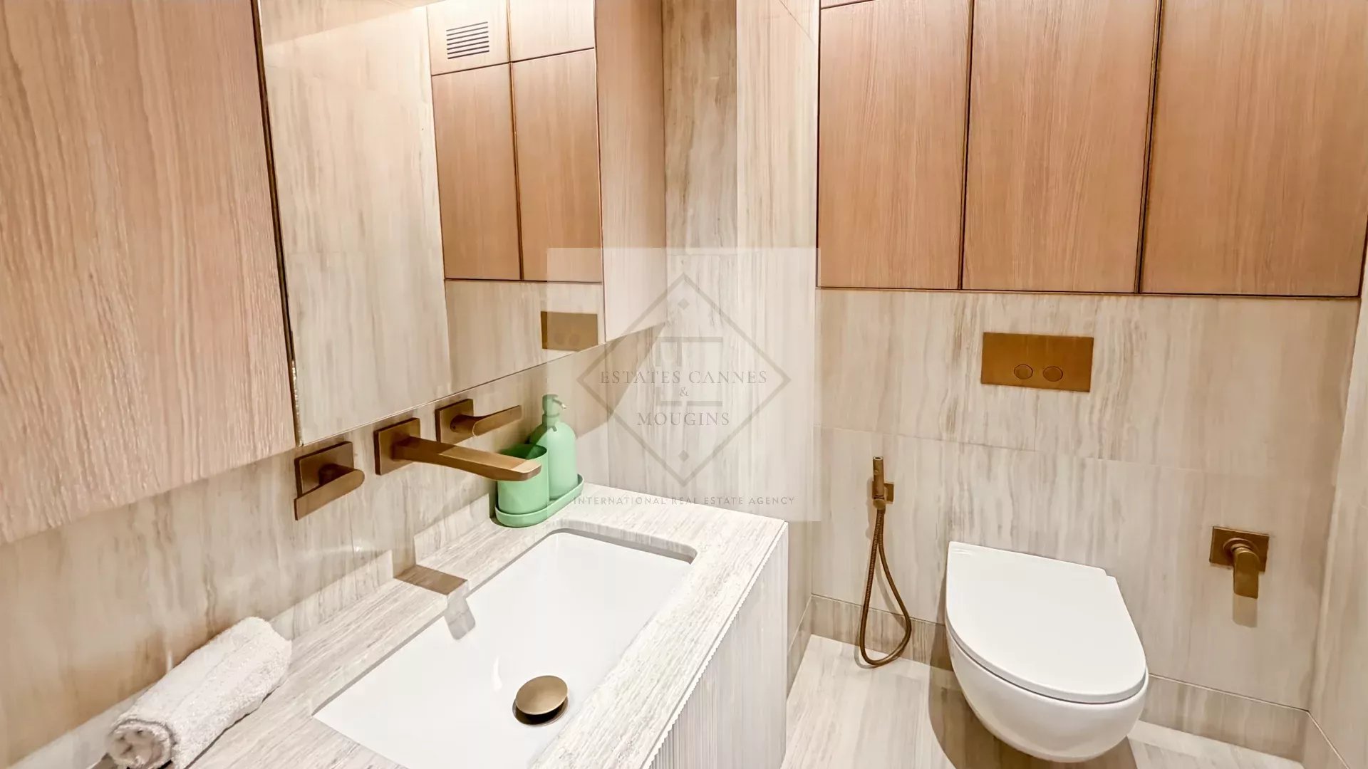 Cannes – Croisette : Appartement d’exception dans résidence historique avec vue mer panoramique — photo 30