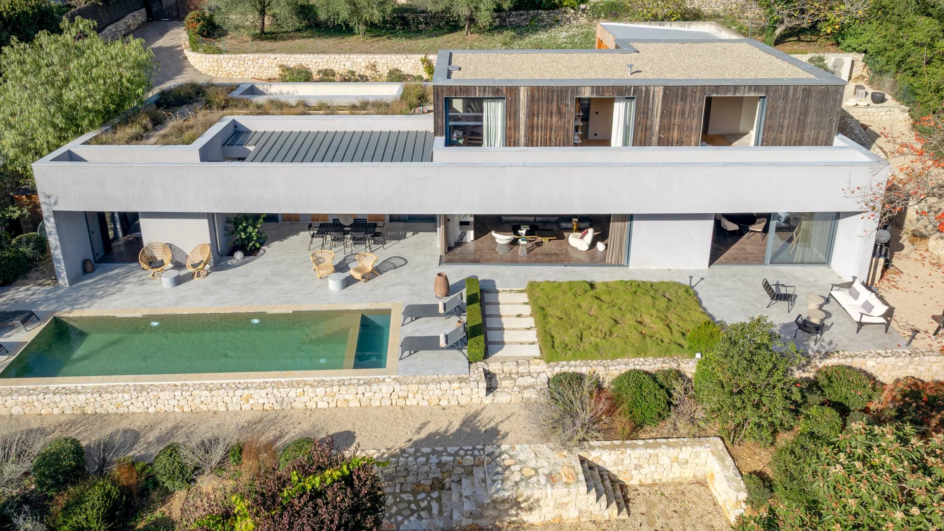 Contemporaine à pied du village 20