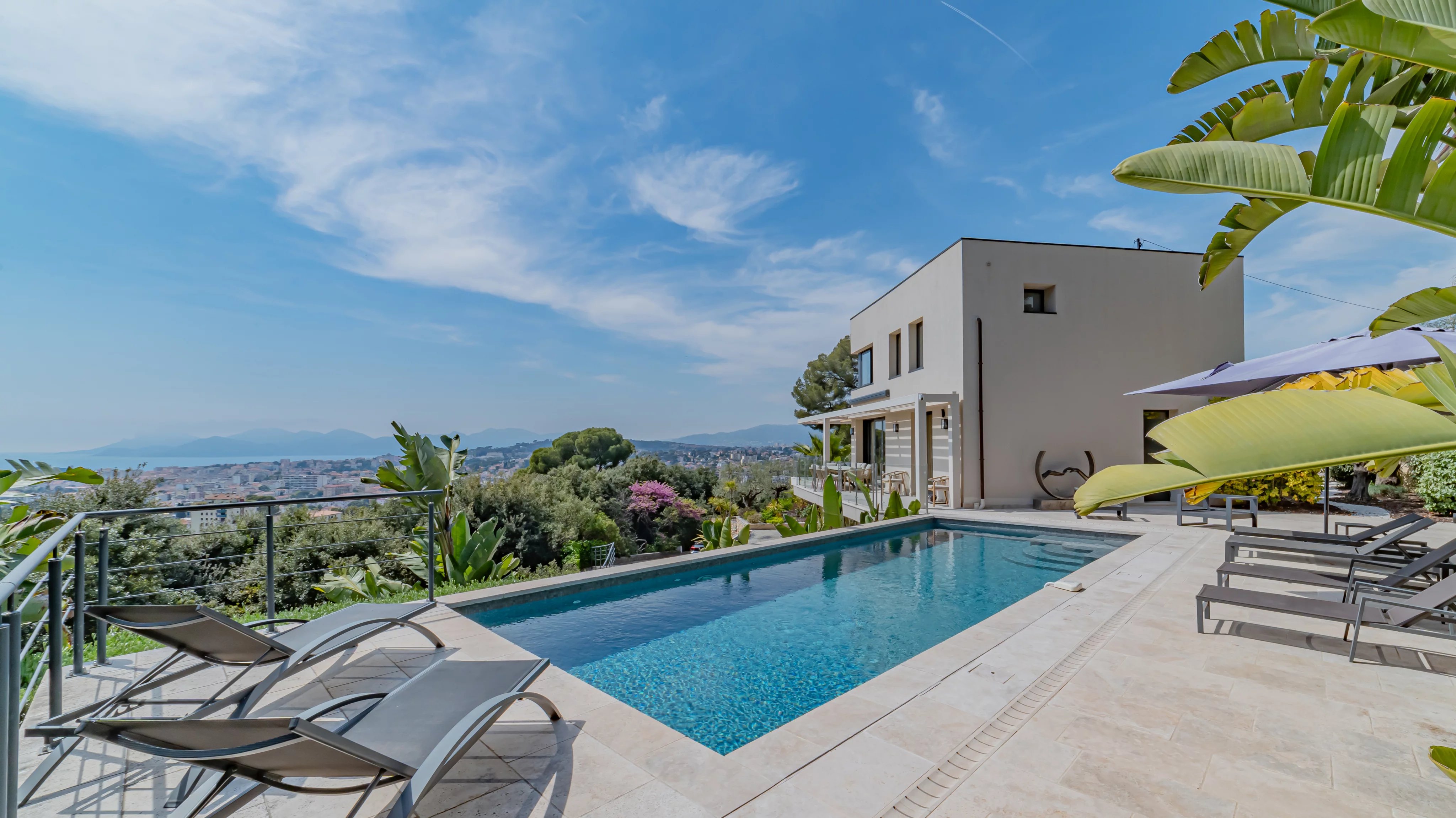 Belle villa moderne vue mer