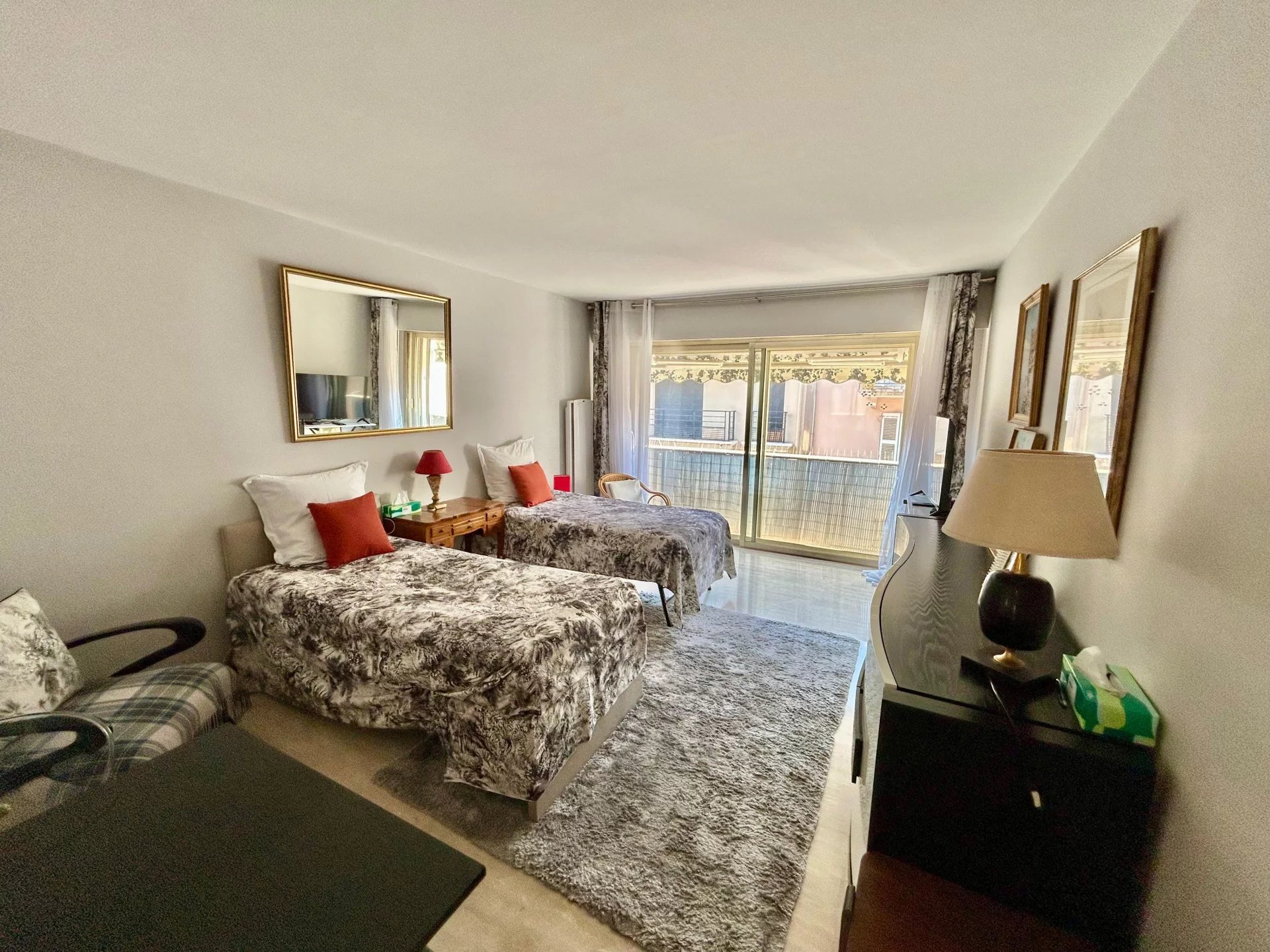 CANNES CARRÉ D'OR - LARGE ONE-BEDROOM WITH BALCONY
