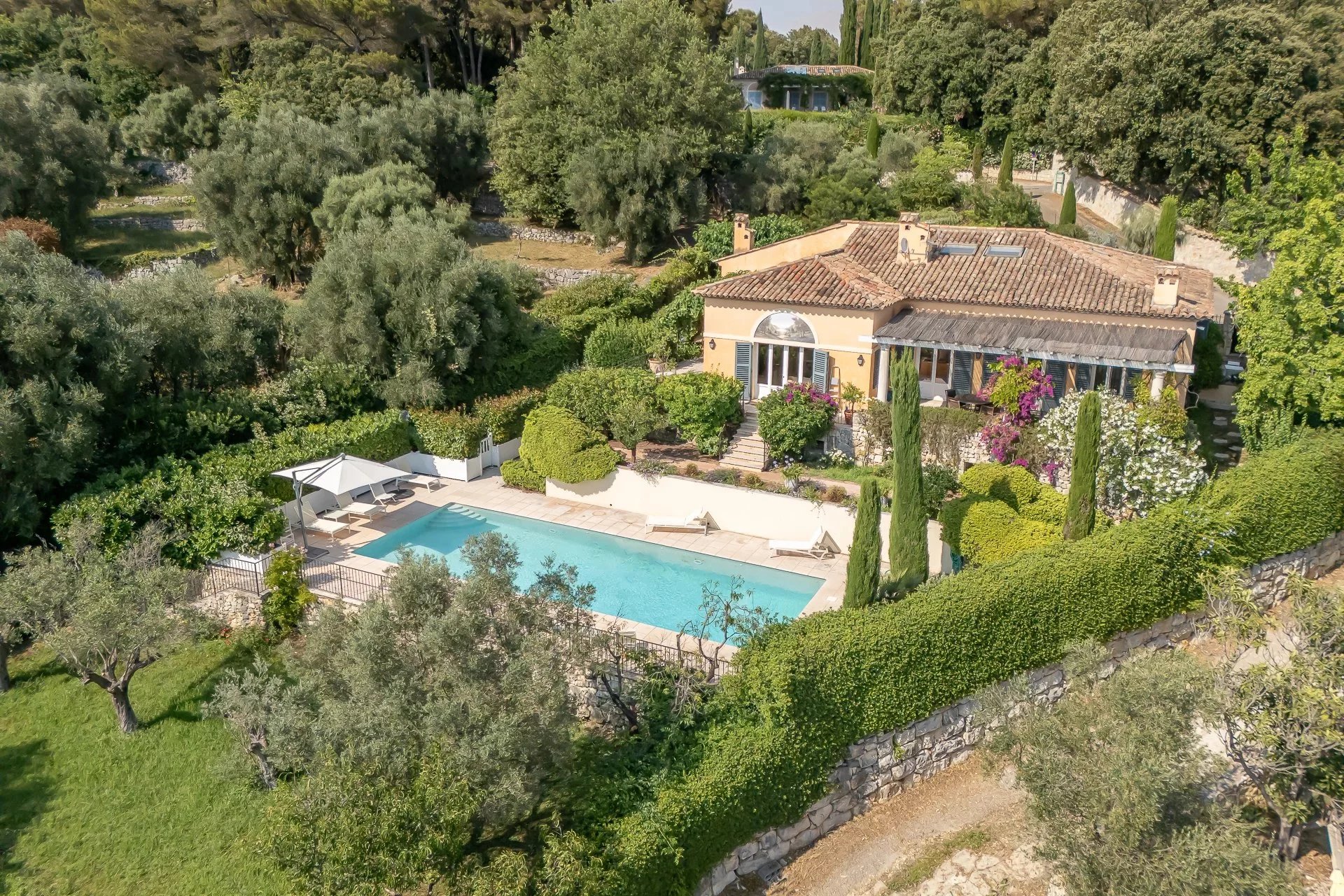 ELEGANT VILLA WITH PANORAMIC VIEWS AND ABSOLUTE TRANQUILLITY NEAR SAINT-PAUL-DE-VENCE