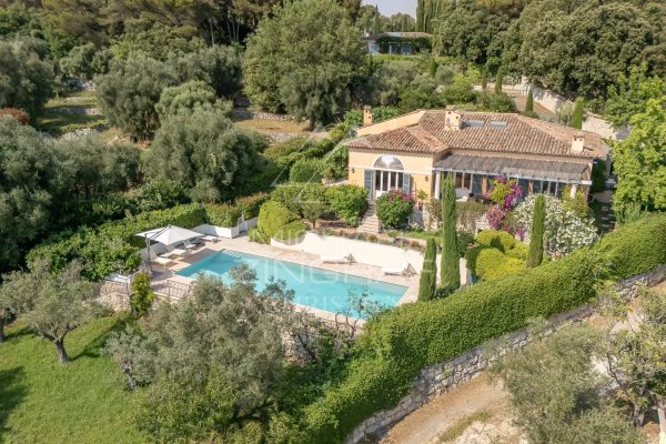 ELEGANT VILLA WITH PANORAMIC VIEWS AND ABSOLUTE TRANQUILLITY NEAR SAINT-PAUL-DE-VENCE — photo 3
