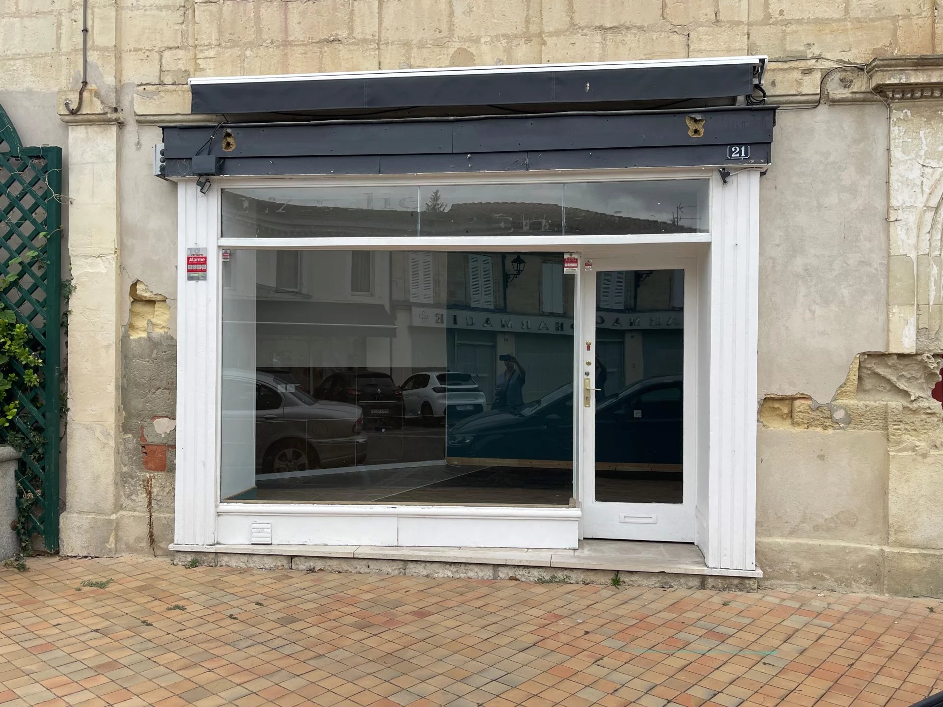 Local Professionnel ou Commercial de 19 m² env.  Centre Bourg La Brède