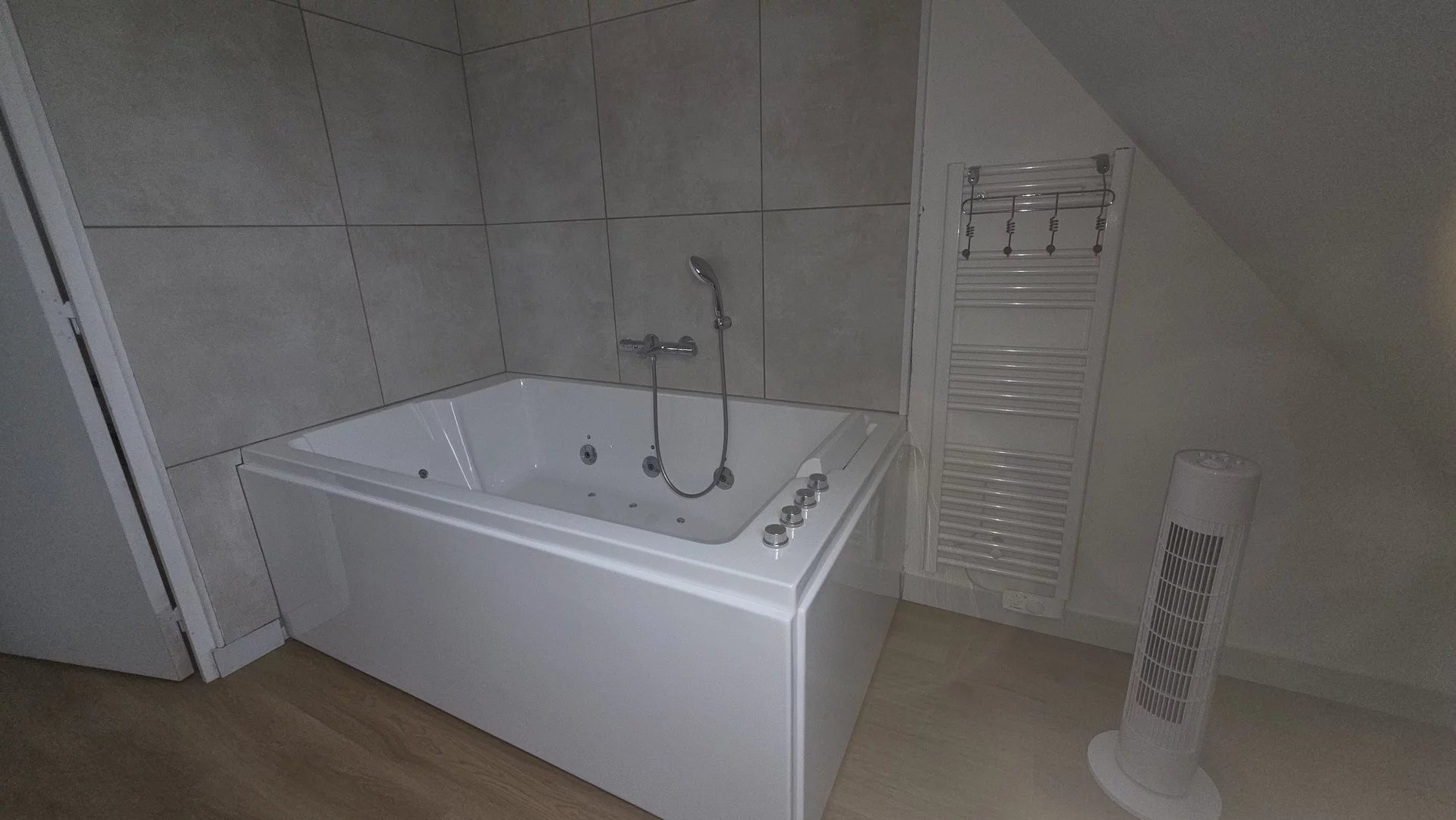 APPARTEMENT MEUBLE- CENTRE DINAN- PARKING OU GARAGE