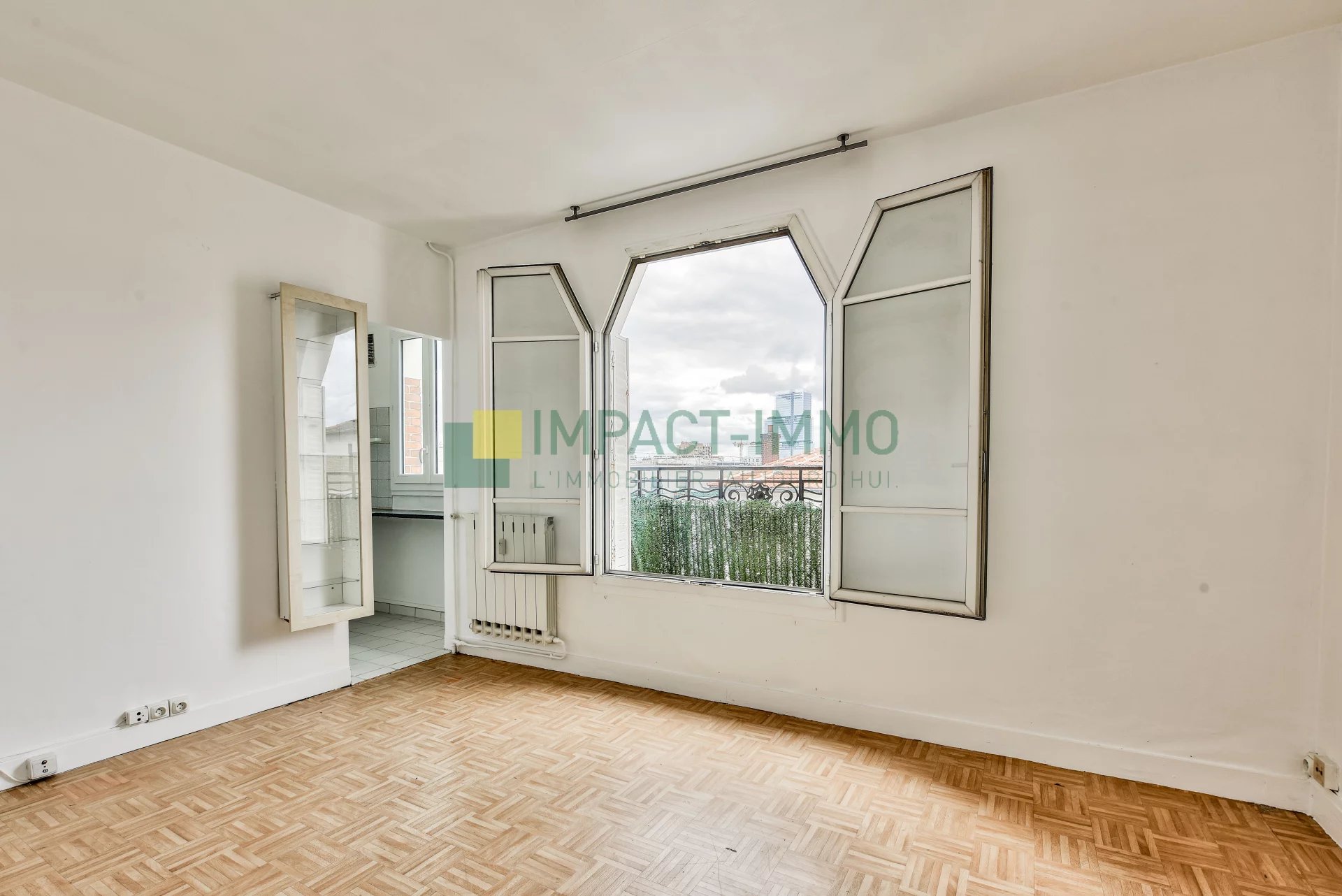 A VENDRE STUDIO DERNIER ETAGE AVEC BALCON QUARTIER REPUBLIQUE A CLICHY