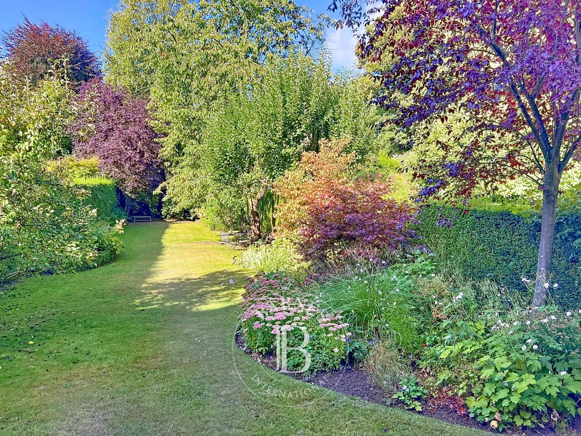 Belle Maison lumineuse avec un très beau jardin et garage