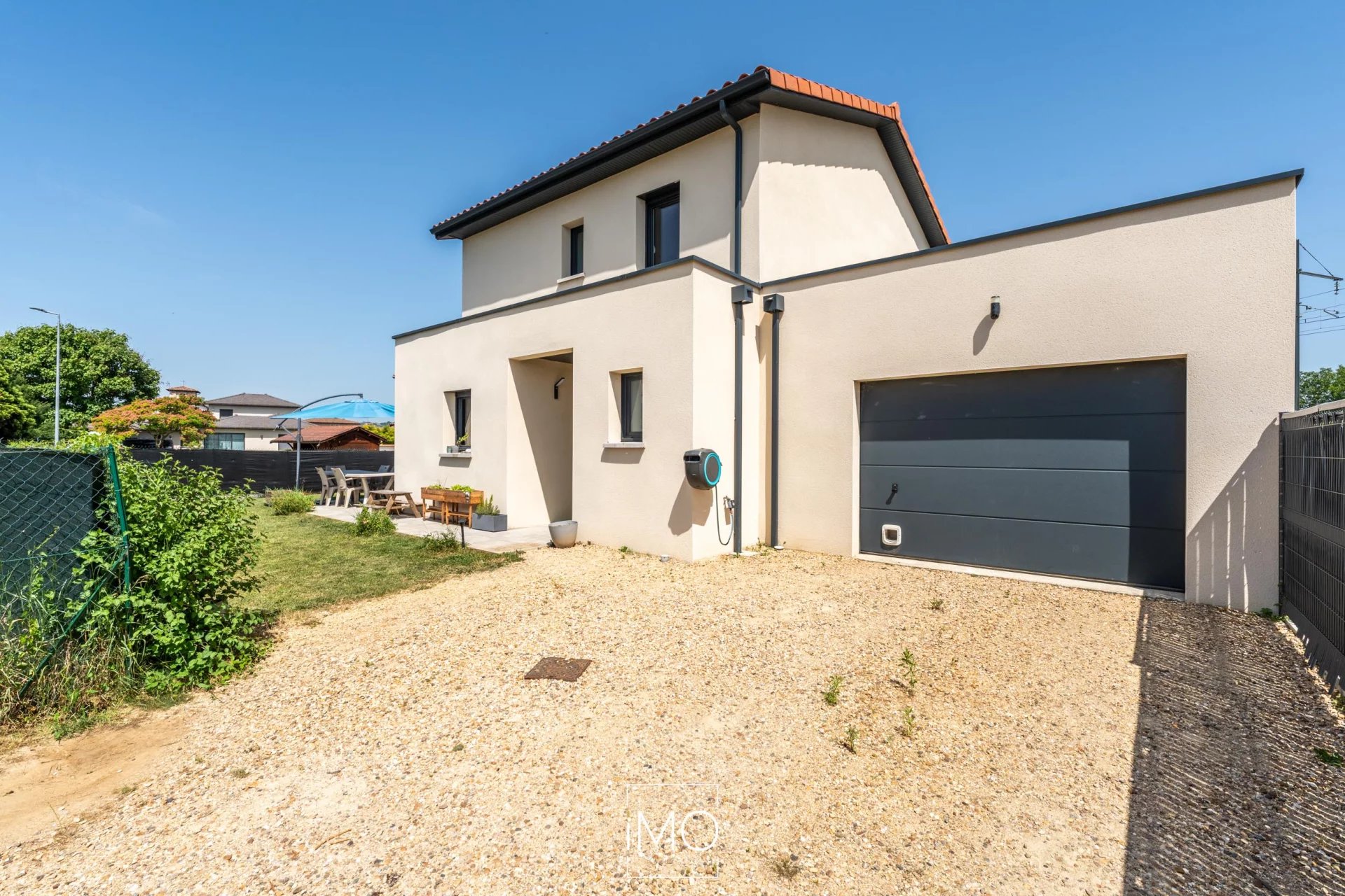 Maison 5 pièces de 126 m² centre village Ambérieux
