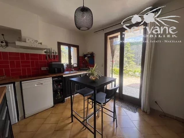 SALERNES Property with strong rental potential: 3 houses and a separate apartment