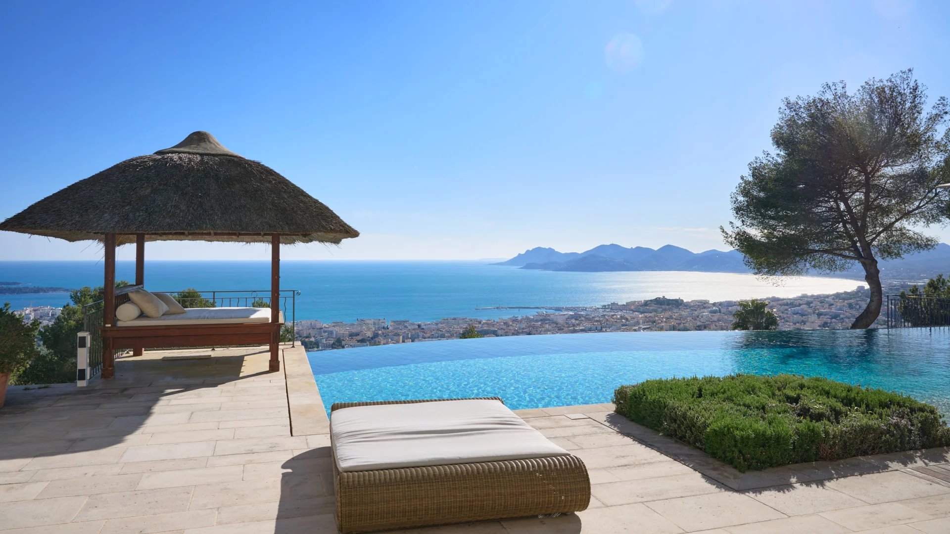 An elegant property with a timeless decor and prestigious address