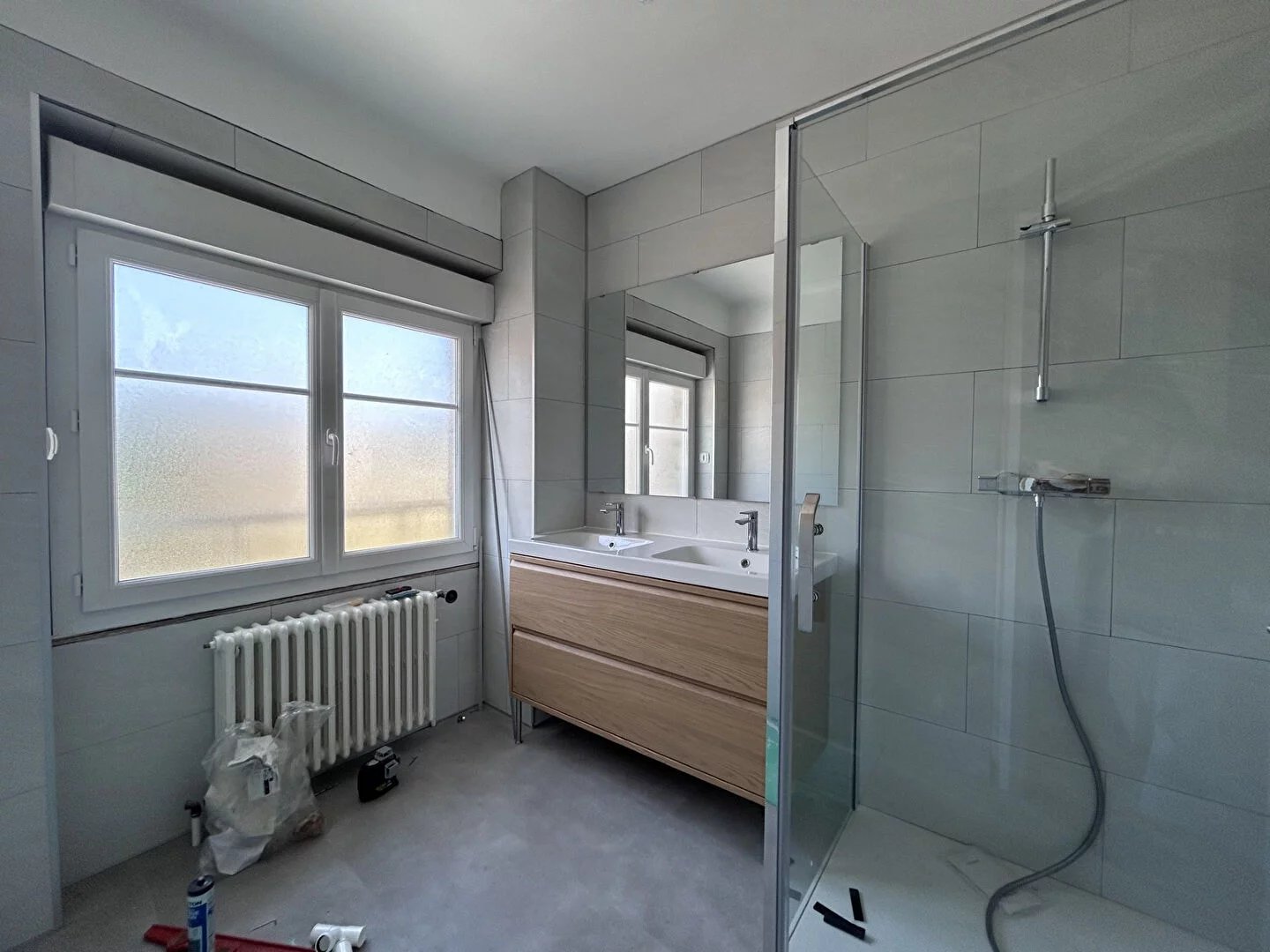 A LOUER - DOL DE BRETAGNE - MAISON - T4 - 82 m² - TROIS CHAMBRES - COUR COMMUNE - GARAGE