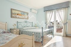4-BEDROOM APARTMENT - CANNES, NEAR THE OLD PORT - SEA VIEW — photo 2 of 3
