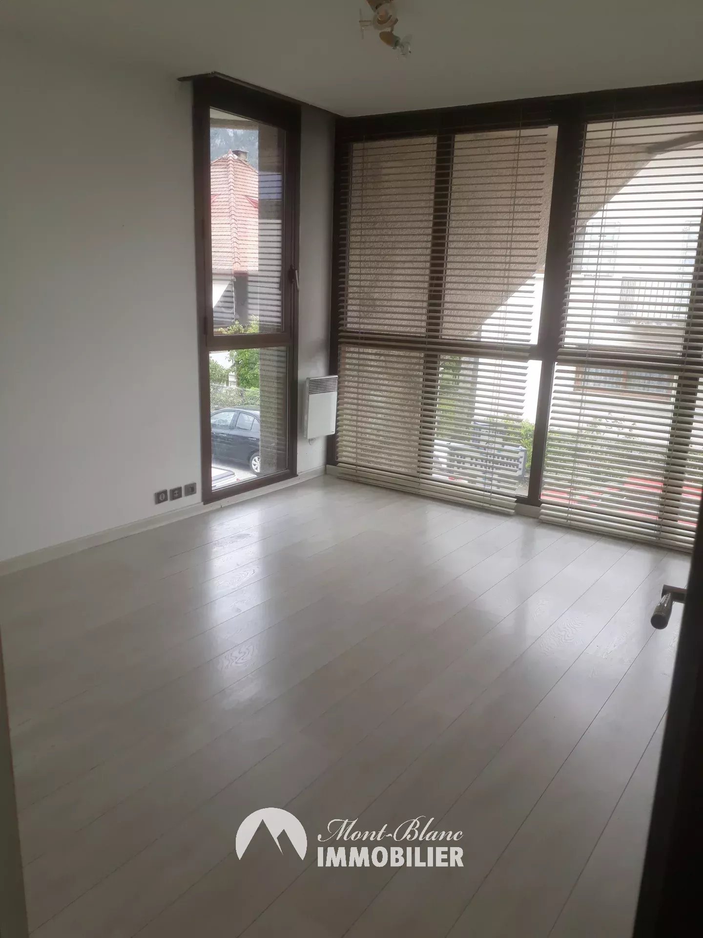 LOCAL PROFESSIONNEL AU 1ER ETAGE