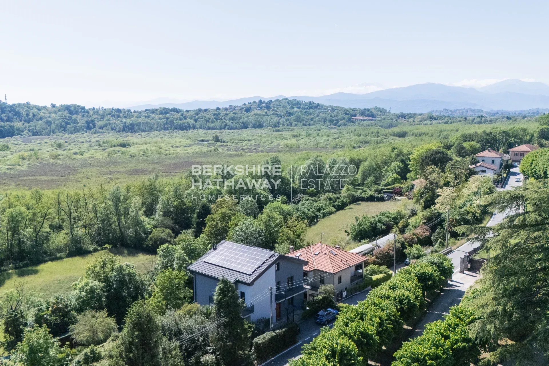 Villa bifamiliare con giardino a Biandronno, a pochi passi dal Lago di Varese