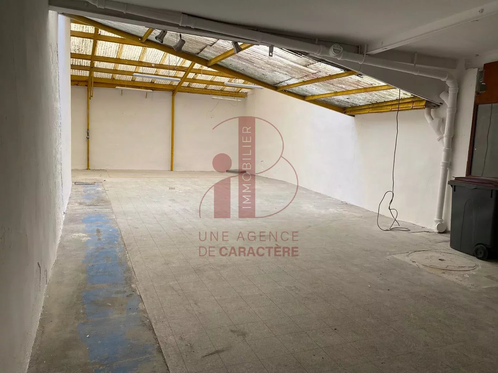 FONTAINEBLEAU PLEIN COEUR DE VILLE  -  LOCAL BRUT 248 M² RDC - PARKING A PROXIMITE