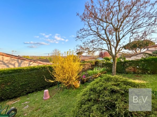 Spacious Family Home with Garden and Pool — photo 2