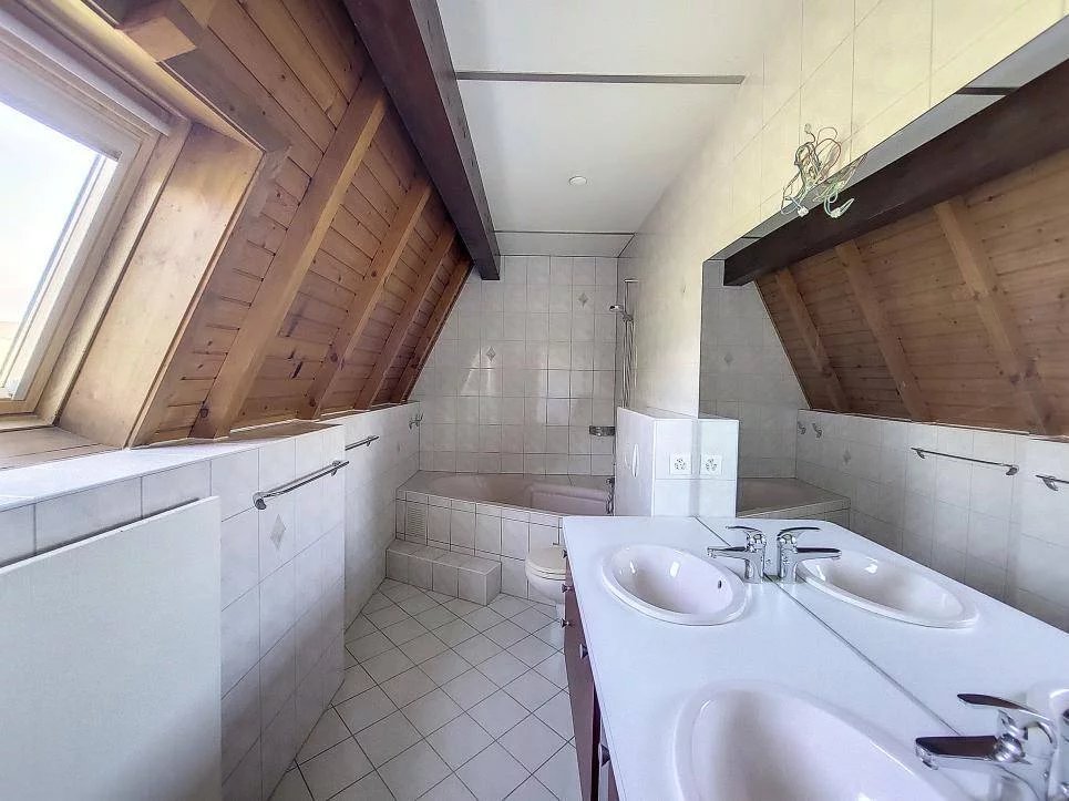 Opportunité pour Investisseurs : Immeuble avec 3 Appartements Spacieux !