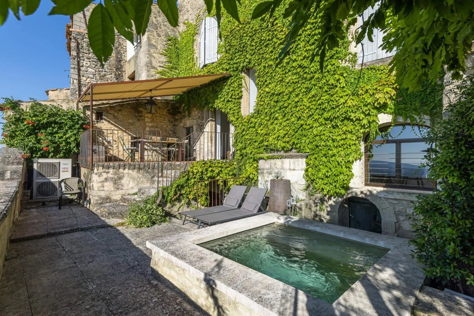 Exceptionnelle maison de village avec vue et bassin