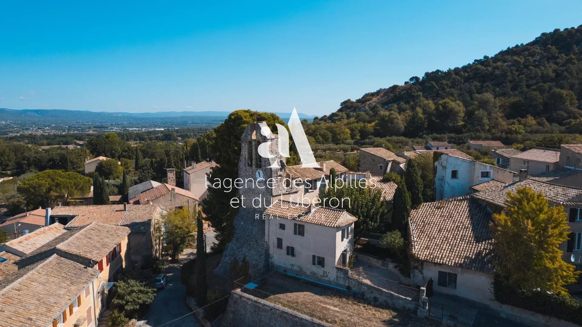 VENDU - ROBION -  MAISON DE VILLAGE AVEC PISCINE ET VUES DOMINANTES