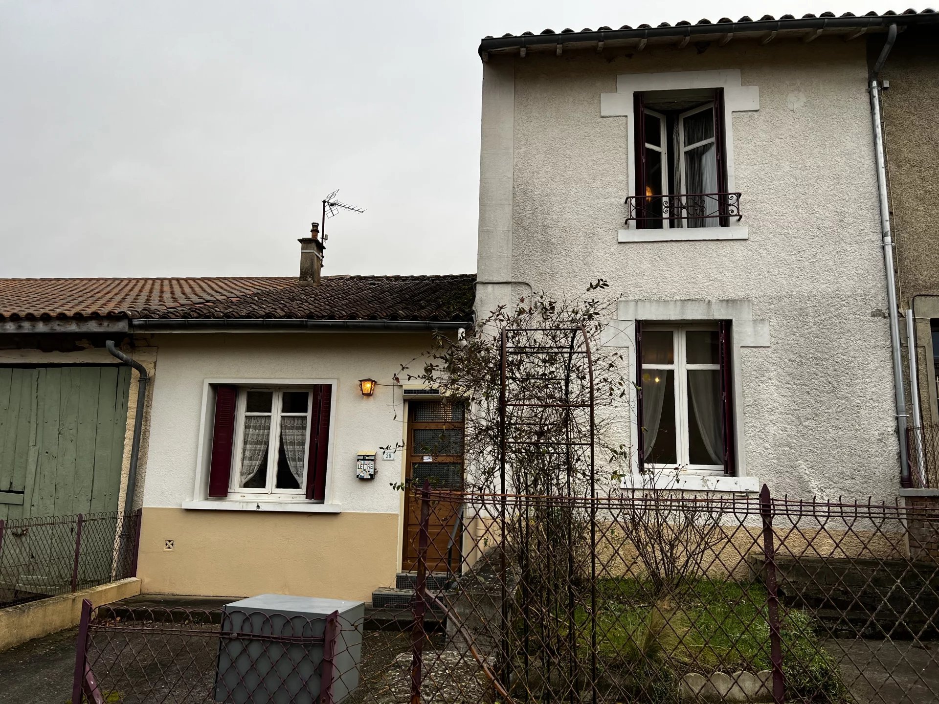 Maison familiale spacieuse et bien située, à deux pas de la ville, avec de grands jardins