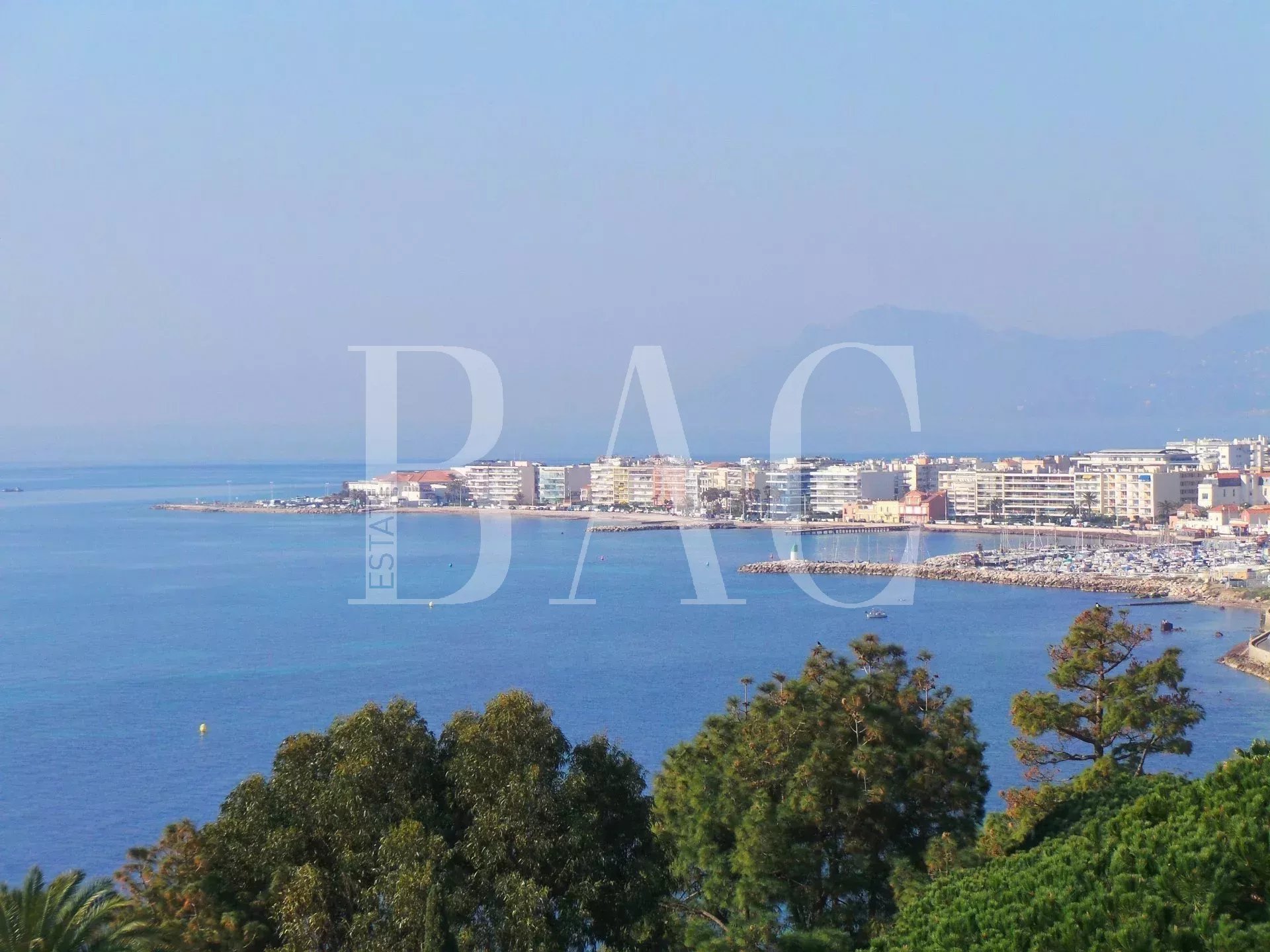 Cannes, superbe appartement dans un ancien hôtel particulier de style Belle Époque et avec vue mer panoramique