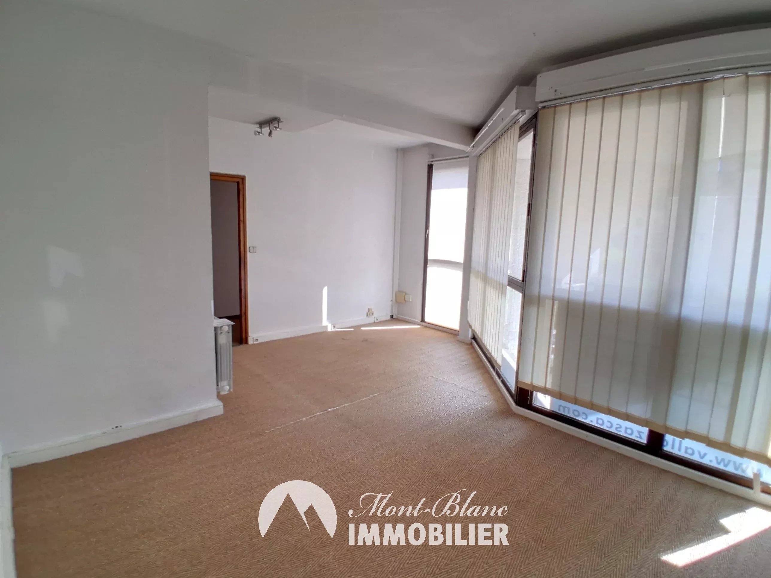 LOCAL PROFESSIONNEL AU 1ER ETAGE