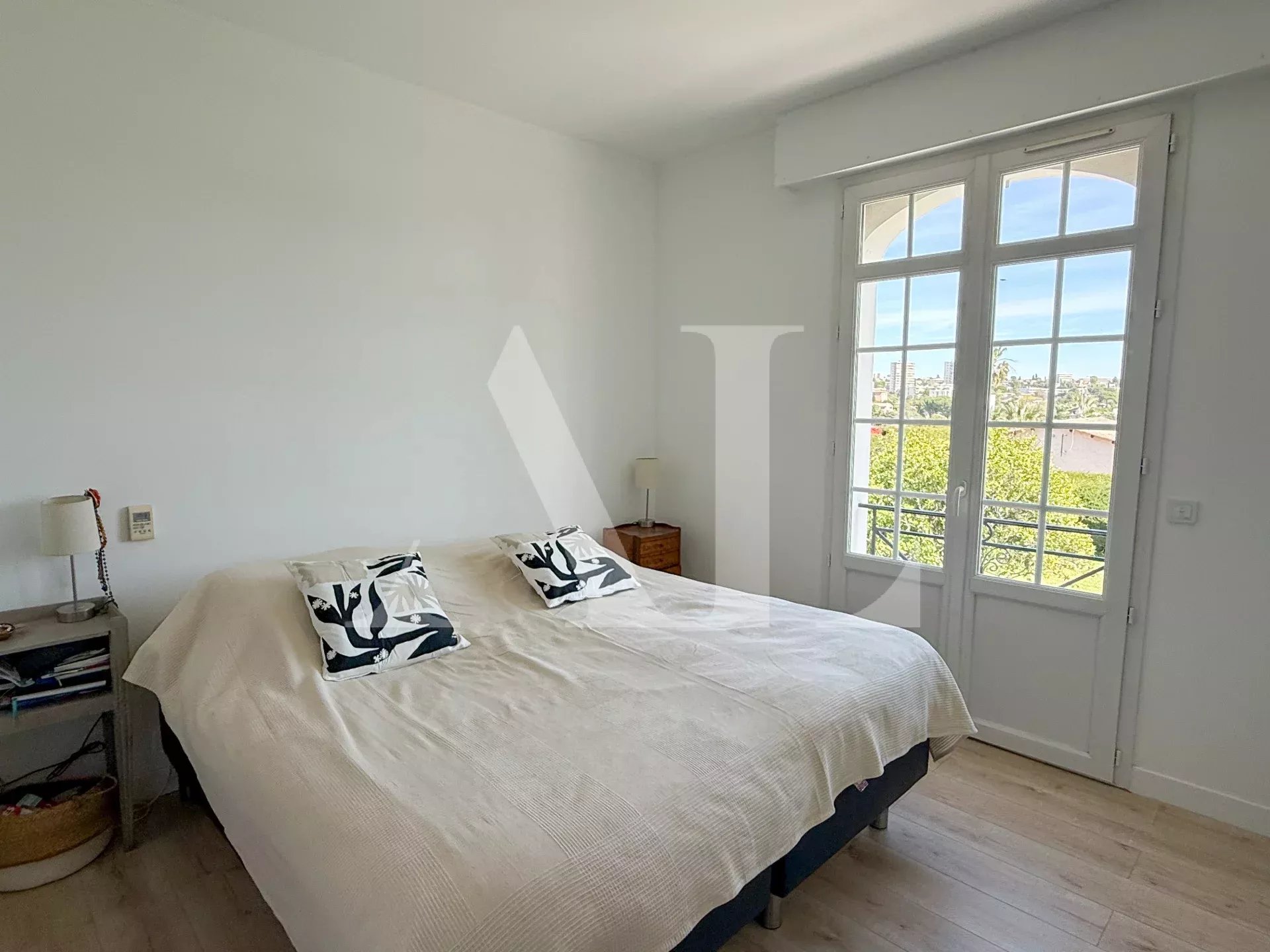 ANTIBES OUEST - VILLA AVEC PISCINE PROCHE MER À PIED