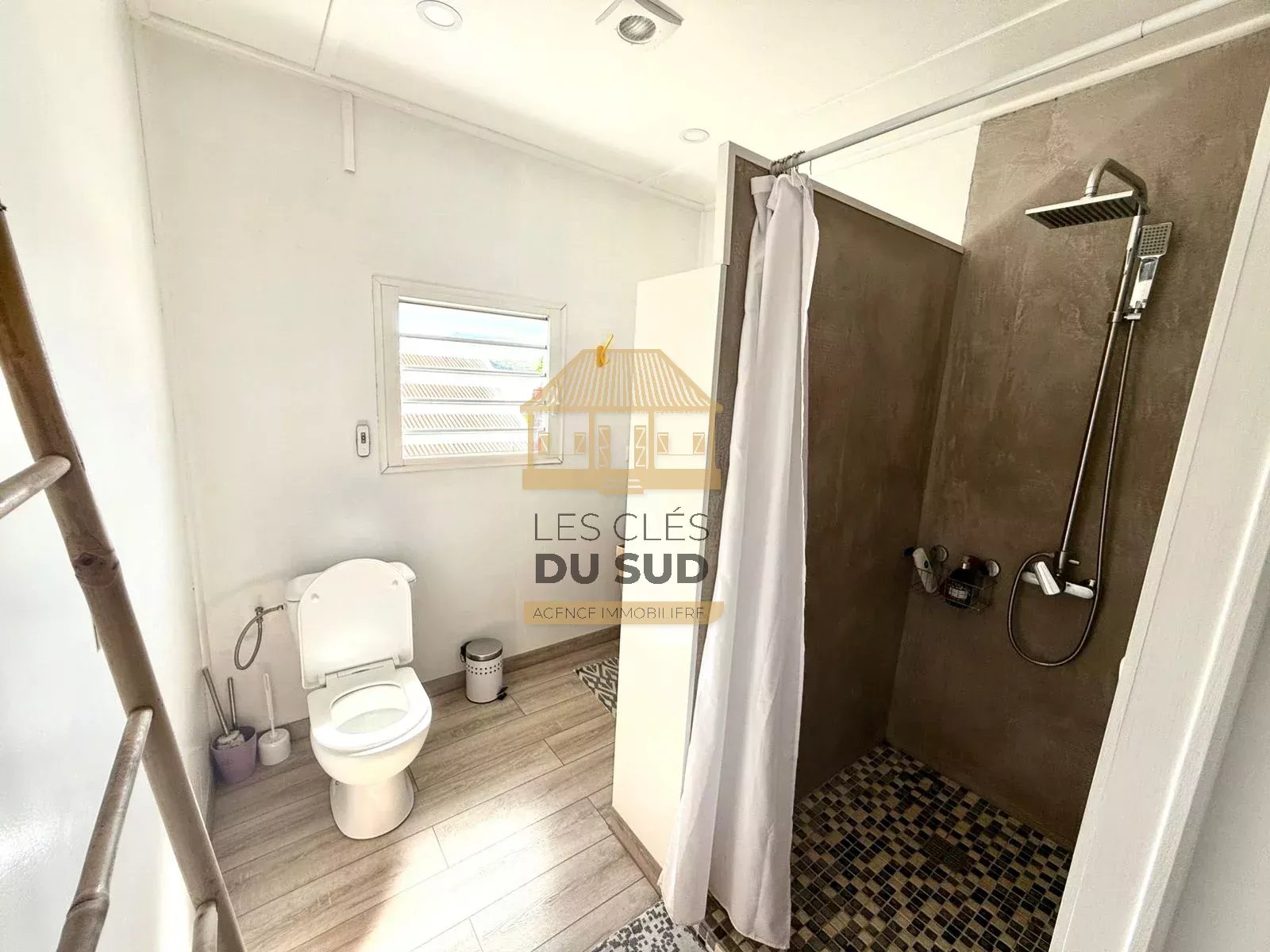 A LOUER - UNE MAISON DE TYPE T5 DE 140,82 M² ENVIRON - SAINT-JOSEPH -  1160€