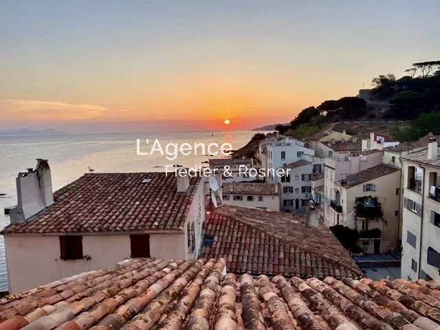 REF 652 : SAINT-TROPEZ - LA PONCHE - CHIC DUPLEX A LA LOCATION