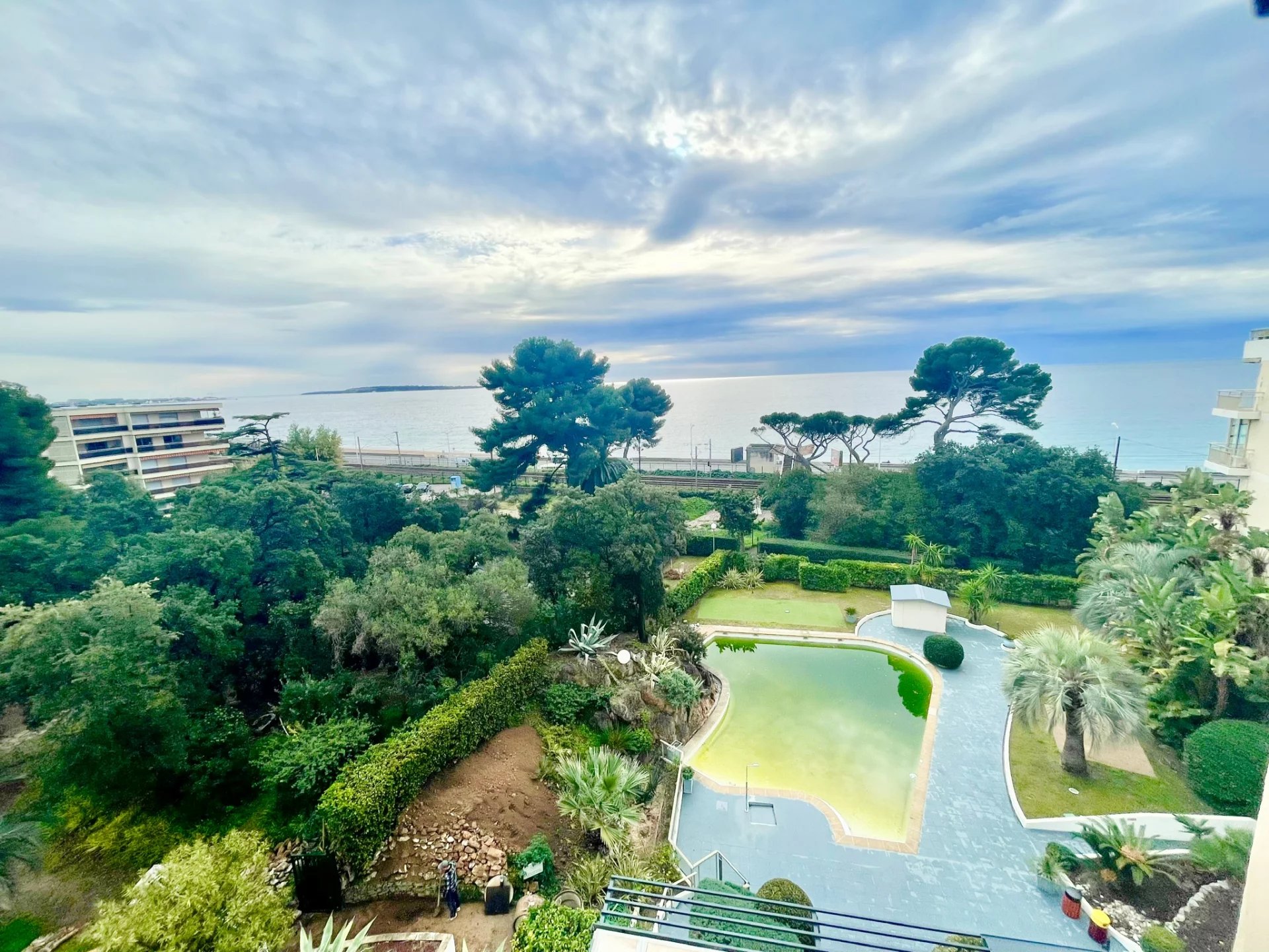 CANNES CO EXCLU HOTEL MUR ET FONDS