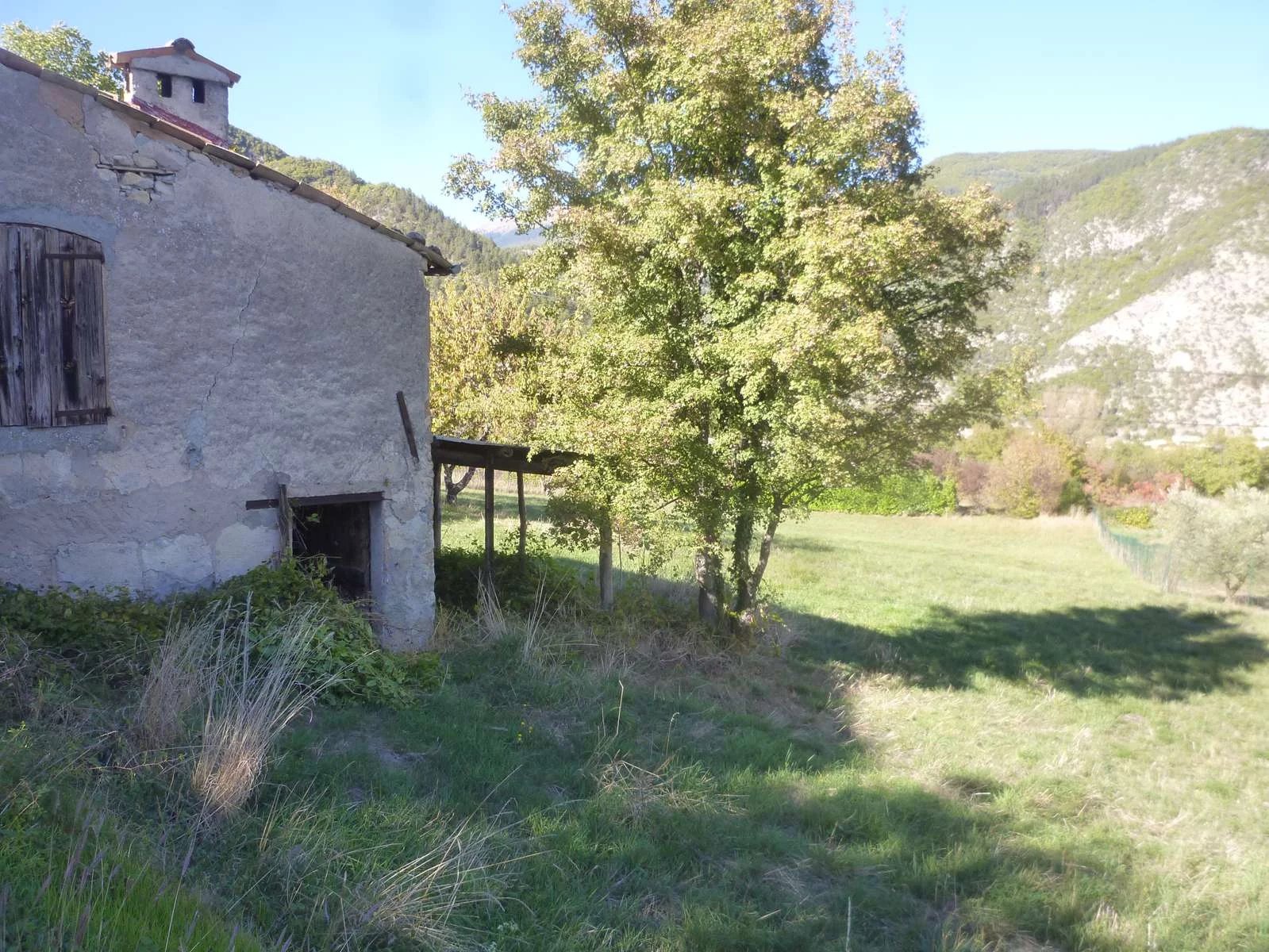 Grange et terrain constructible 2586 m² - Photo 3