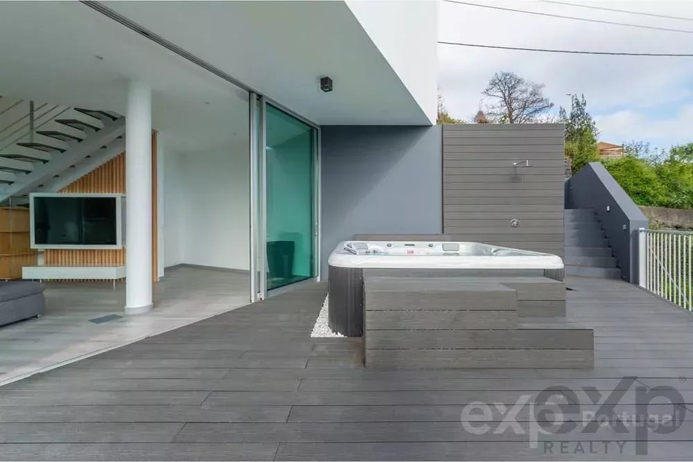 Luxury Villa, 3-Bedroom Converted to 2-Bedroom, Furnished, 7 Minutes from Funchal City Centre