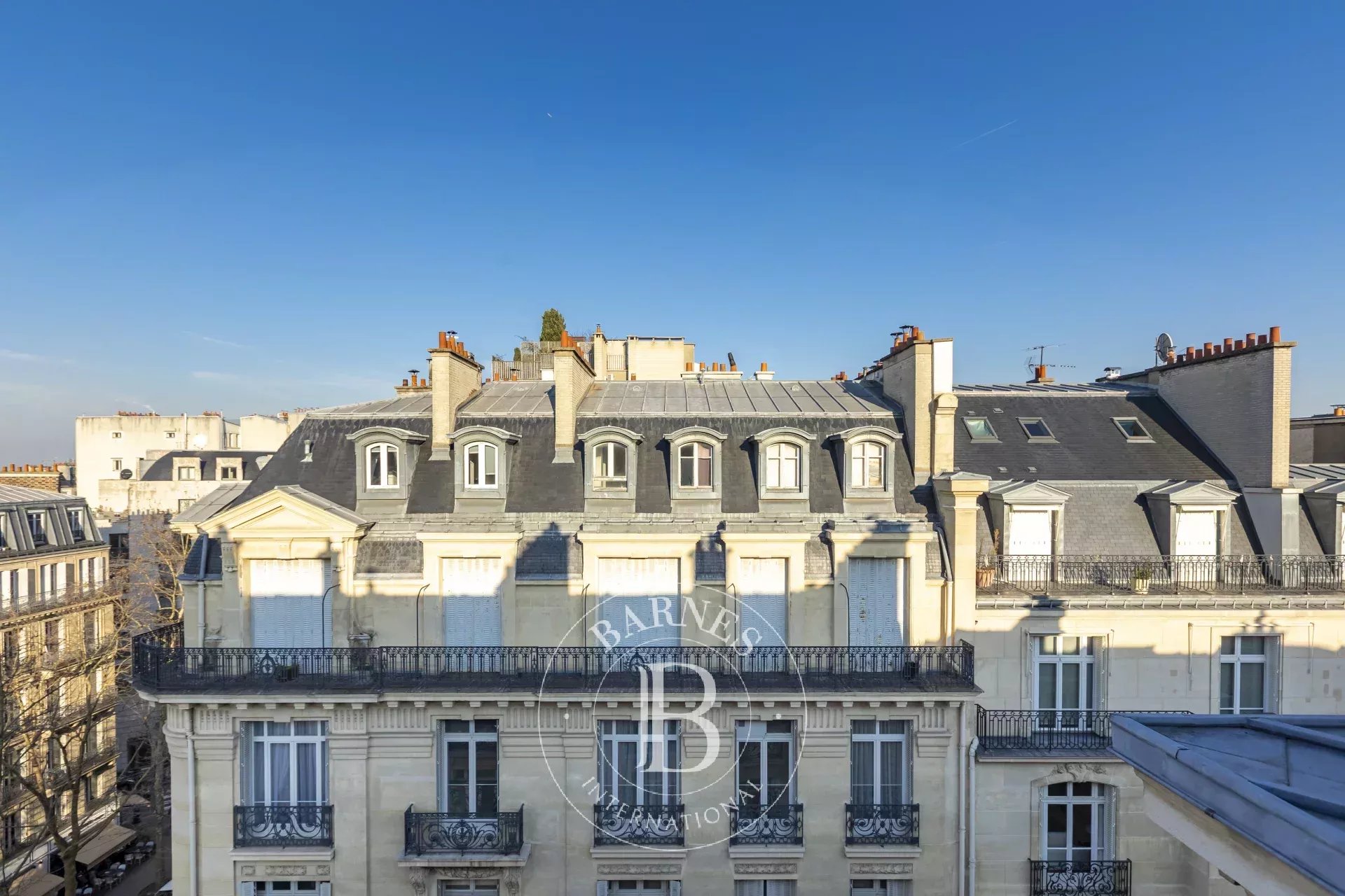 Paris 16 - Exclusive listing - Victor Hugo - top floor - 2 en-suite bedrooms - view of rooftops and sky