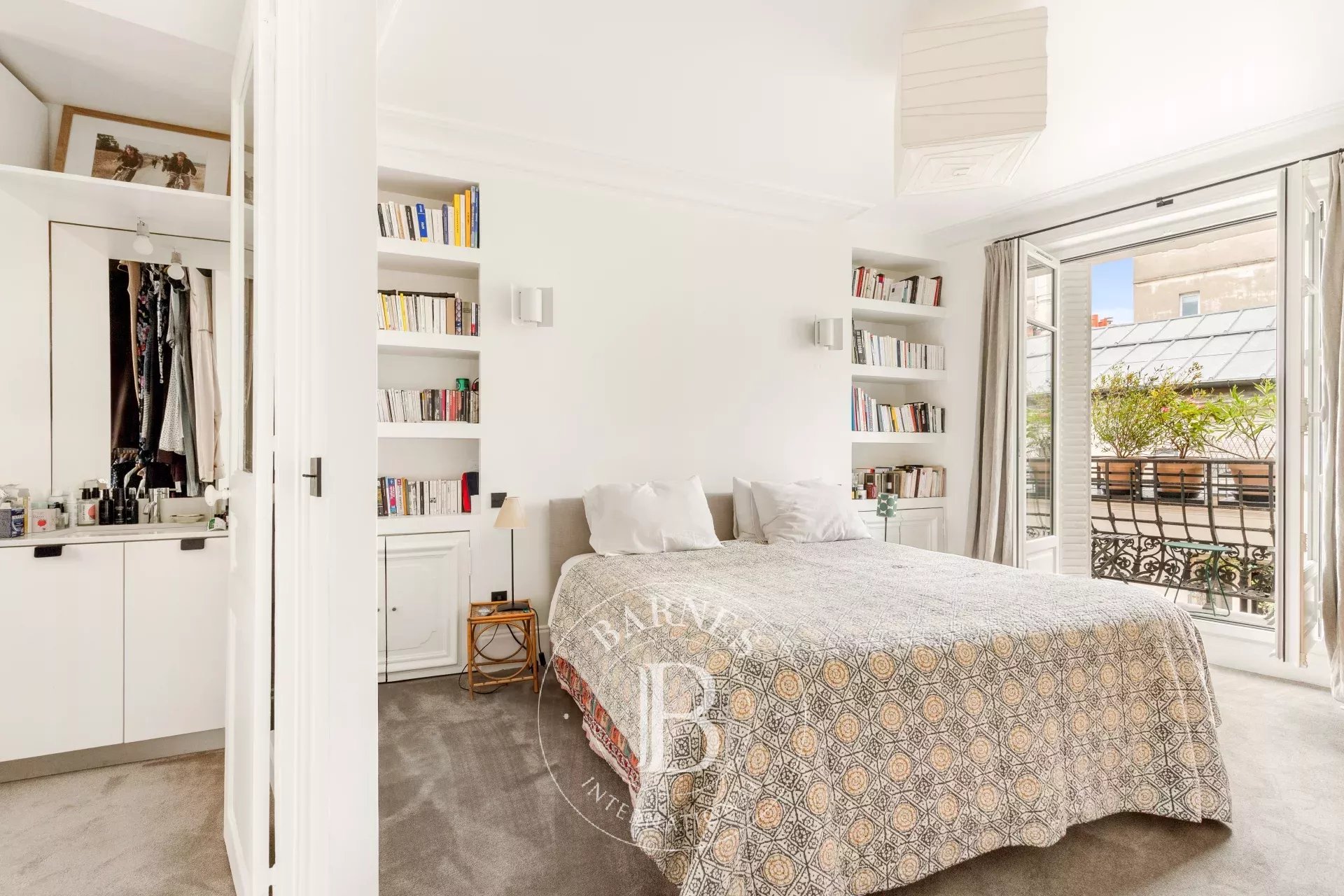 Apartment for sale - Paris 3 - 3 bedrooms - unobstructed views - lift - concierge - picture 9