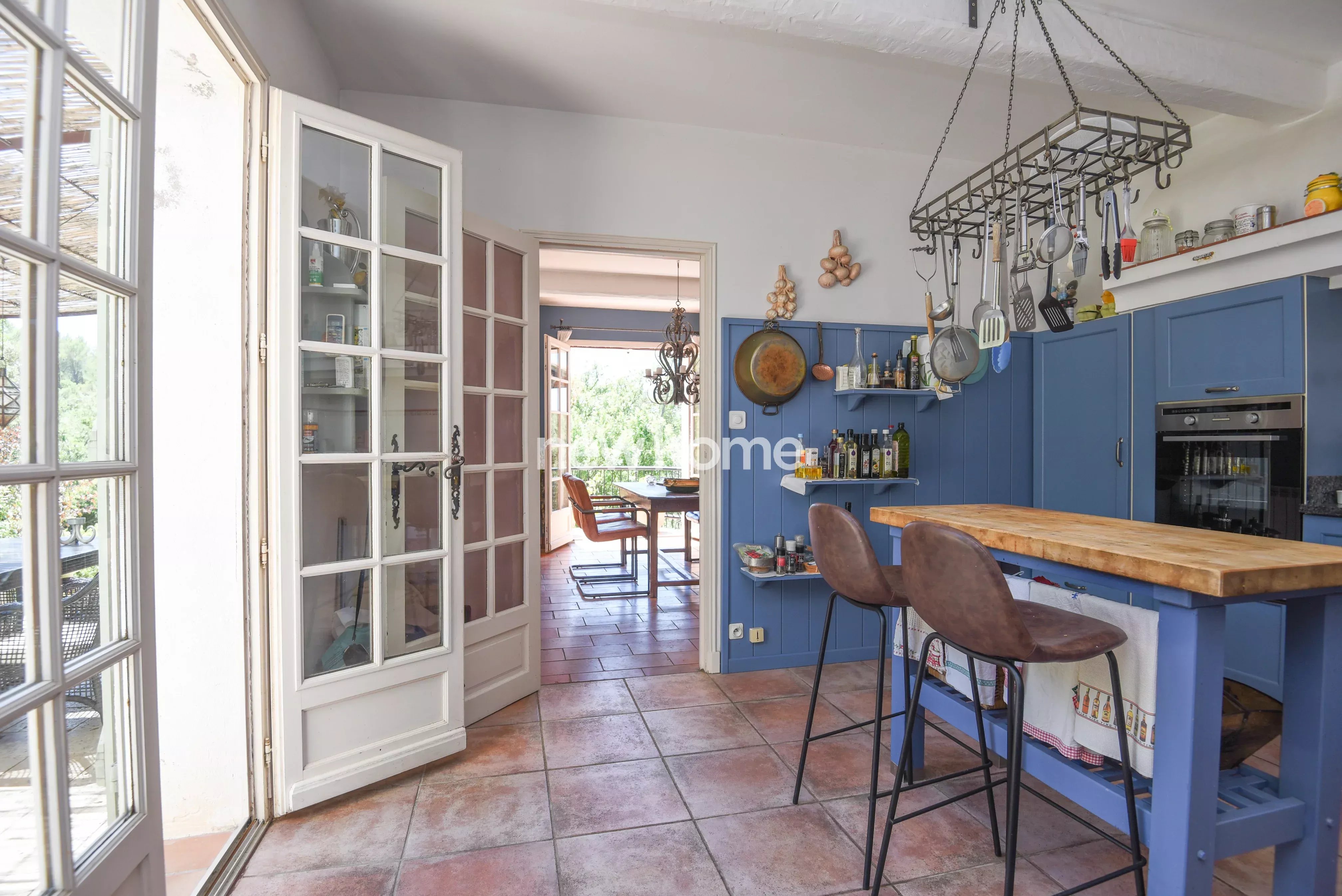 Maison spacieuse sur un terrain vaste et arboré