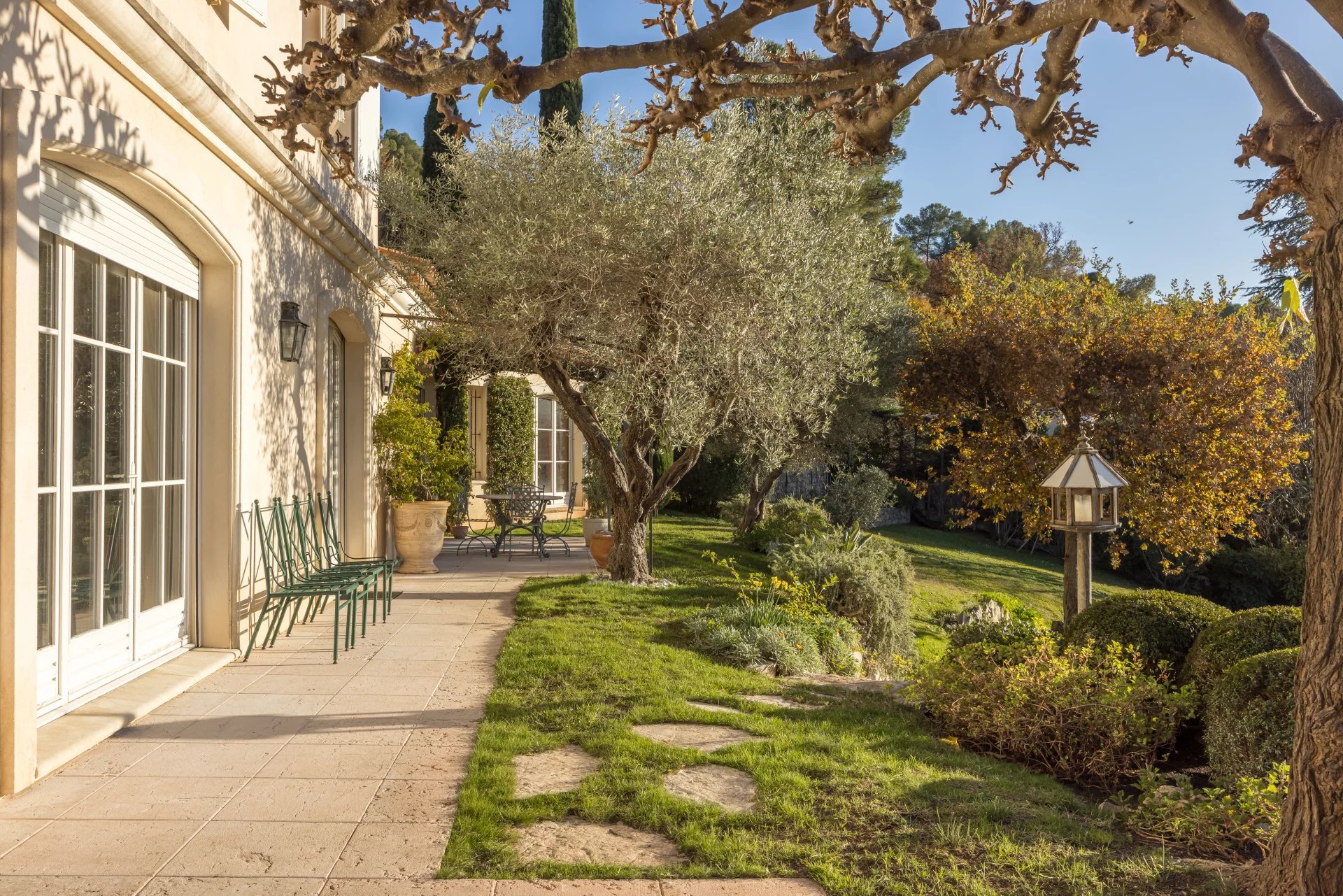 Élégante villa dans un quartier résidentiel avec vue panoramique