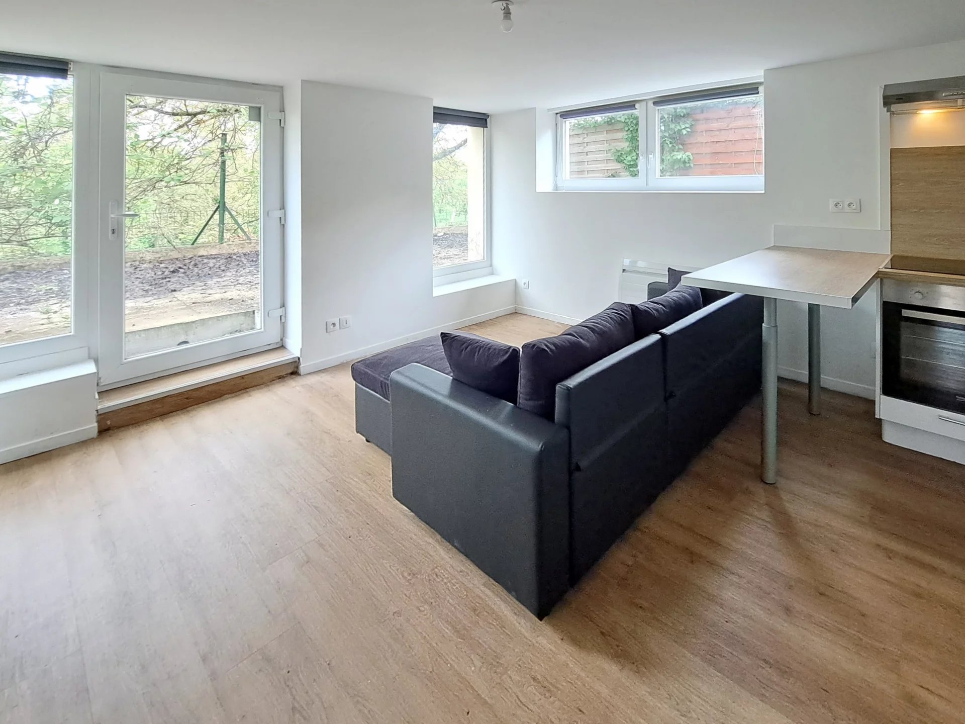 Appartement de type 2 entièrement rénové au rez-de-chaussée d'une petite copropriété.