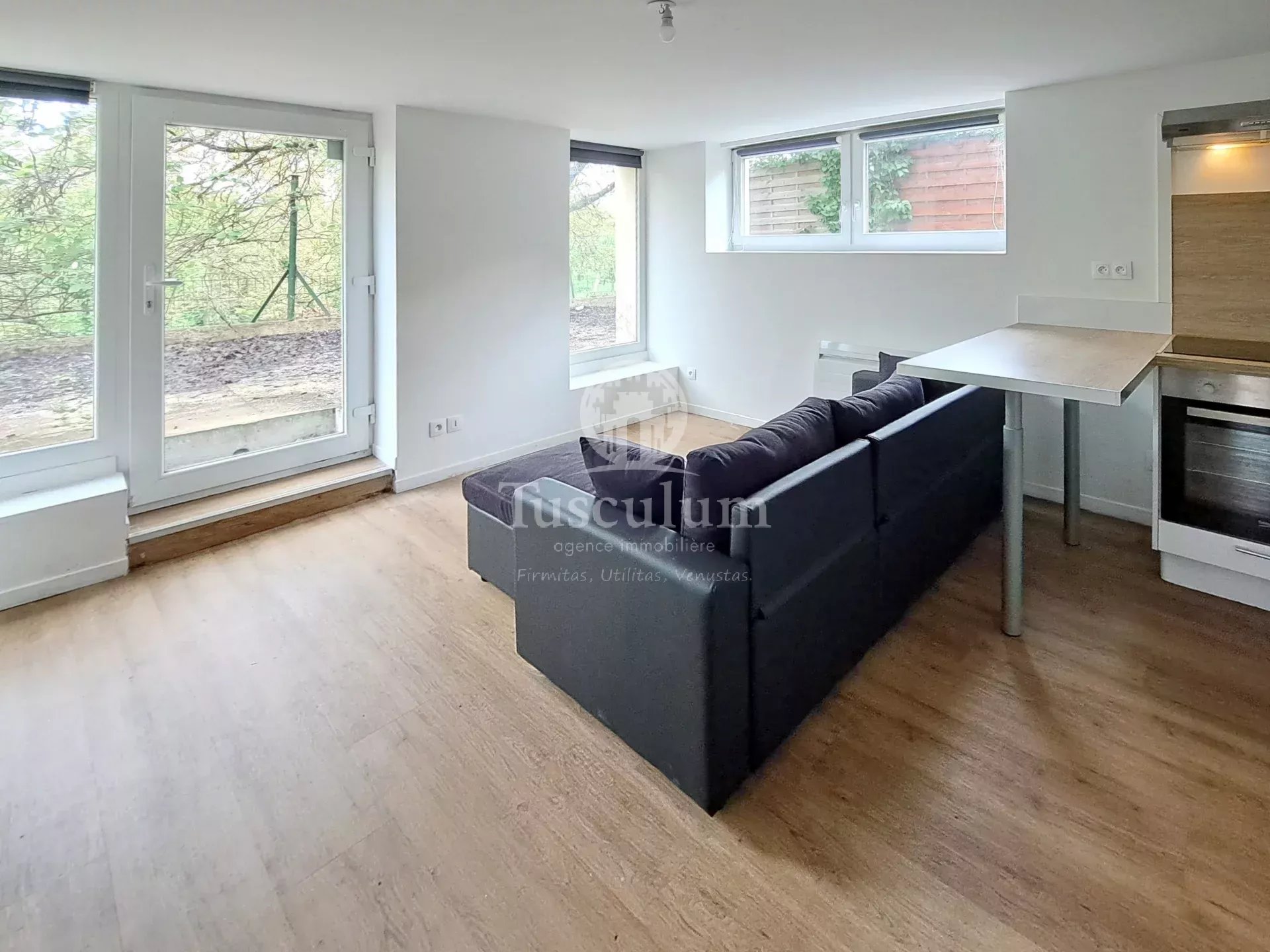 Appartement de type 2 entièrement rénové au rez-de-chaussée d'une petite copropriété.