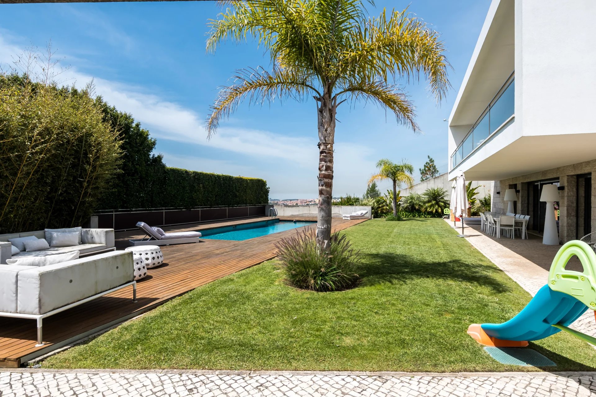 Incroyable maison moderne avec jardin, piscine et vue