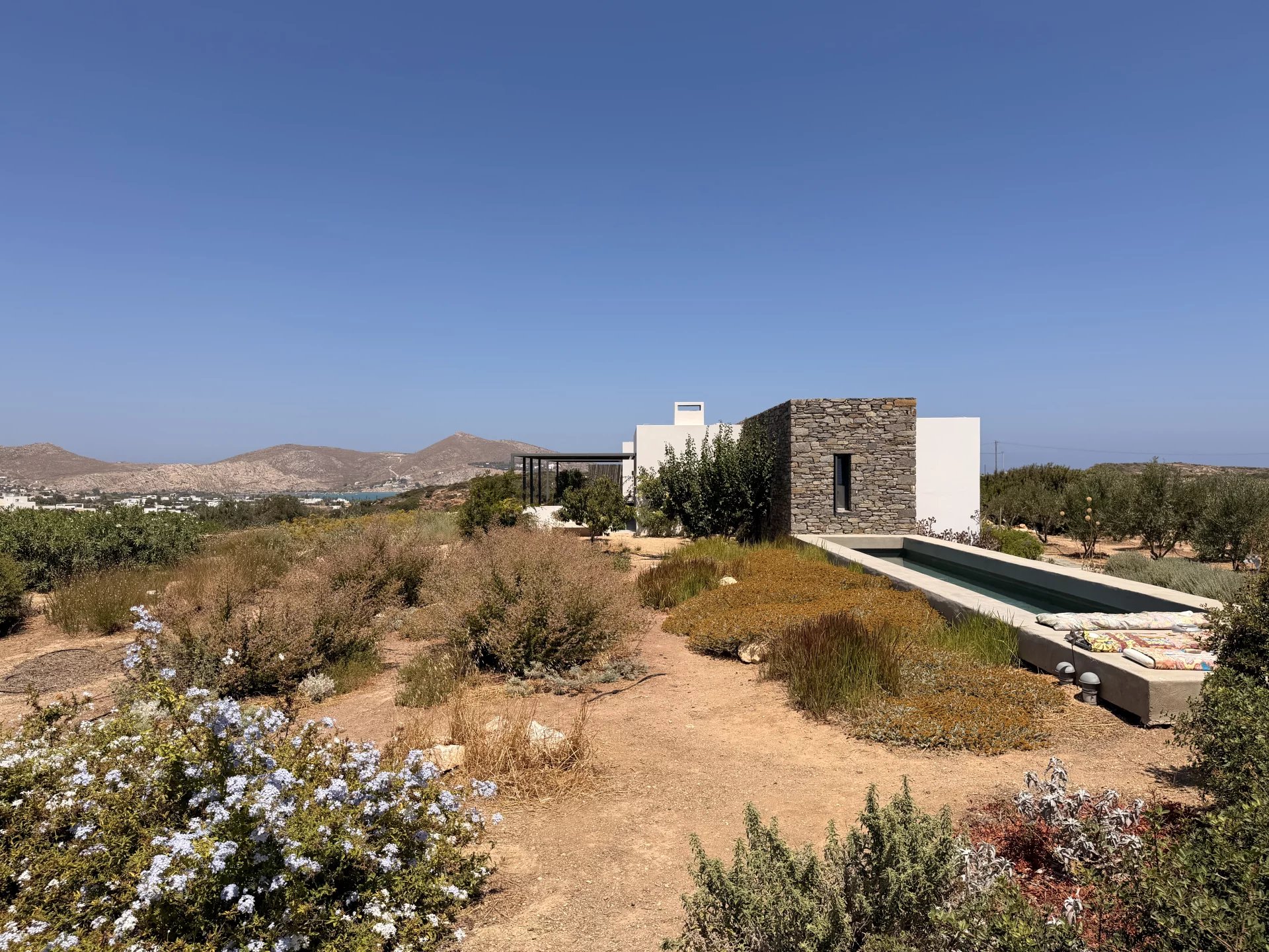 Εξαιρετικό Αγροτικό Κτήμα προς Πώληση στη Νάουσα Πάρου – Σύγχρονη Κατοικία με λιτή αρχιτεκτονική, εμπνευσμένη από την αγροτική κληρονομιά των Κυκλάδων, και Παραδοσιακή Κυκλαδίτικη Κατοικία
