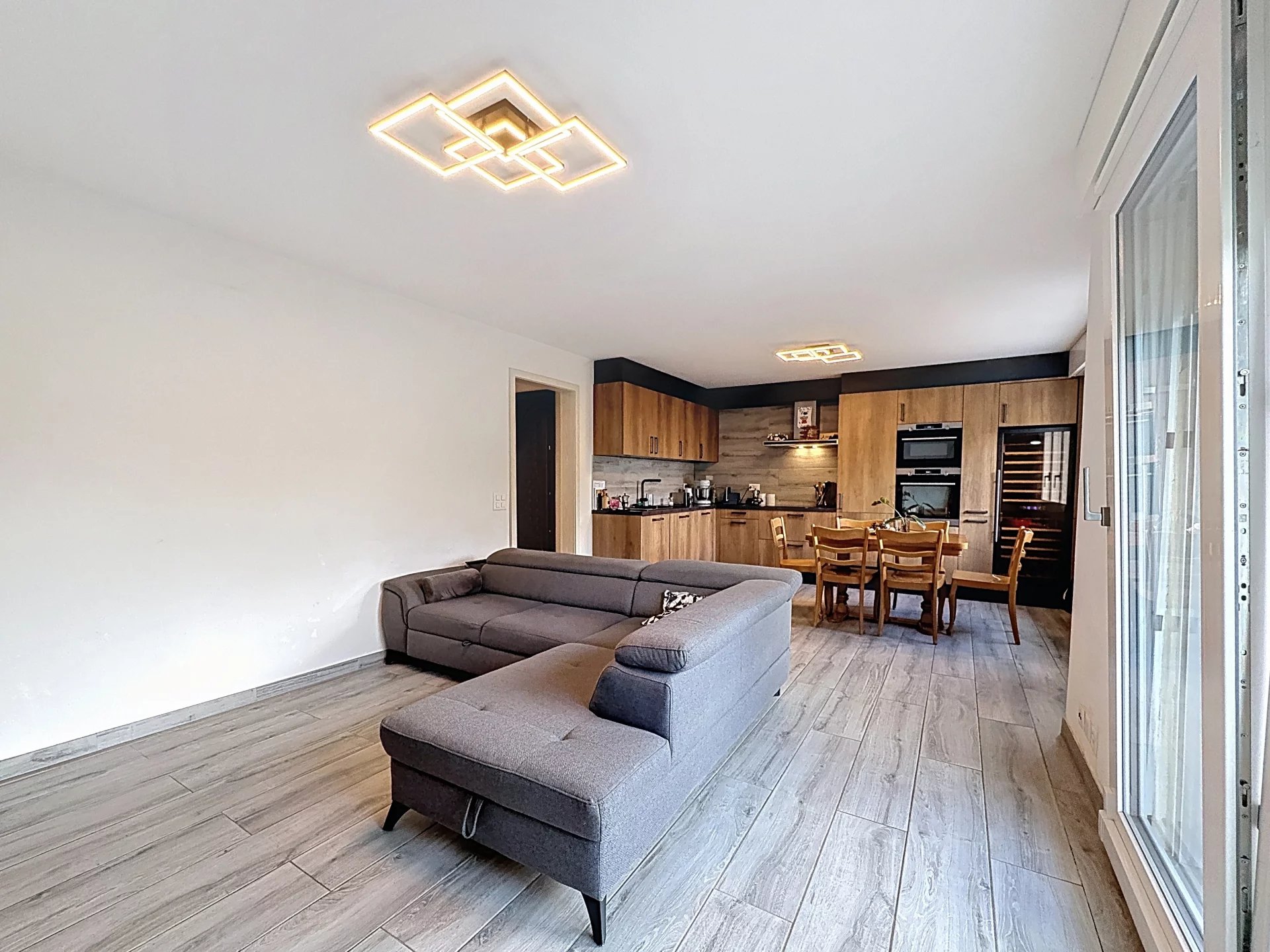 Spacieux 4.5 pièces entièrement rénové sans vis-à-vis