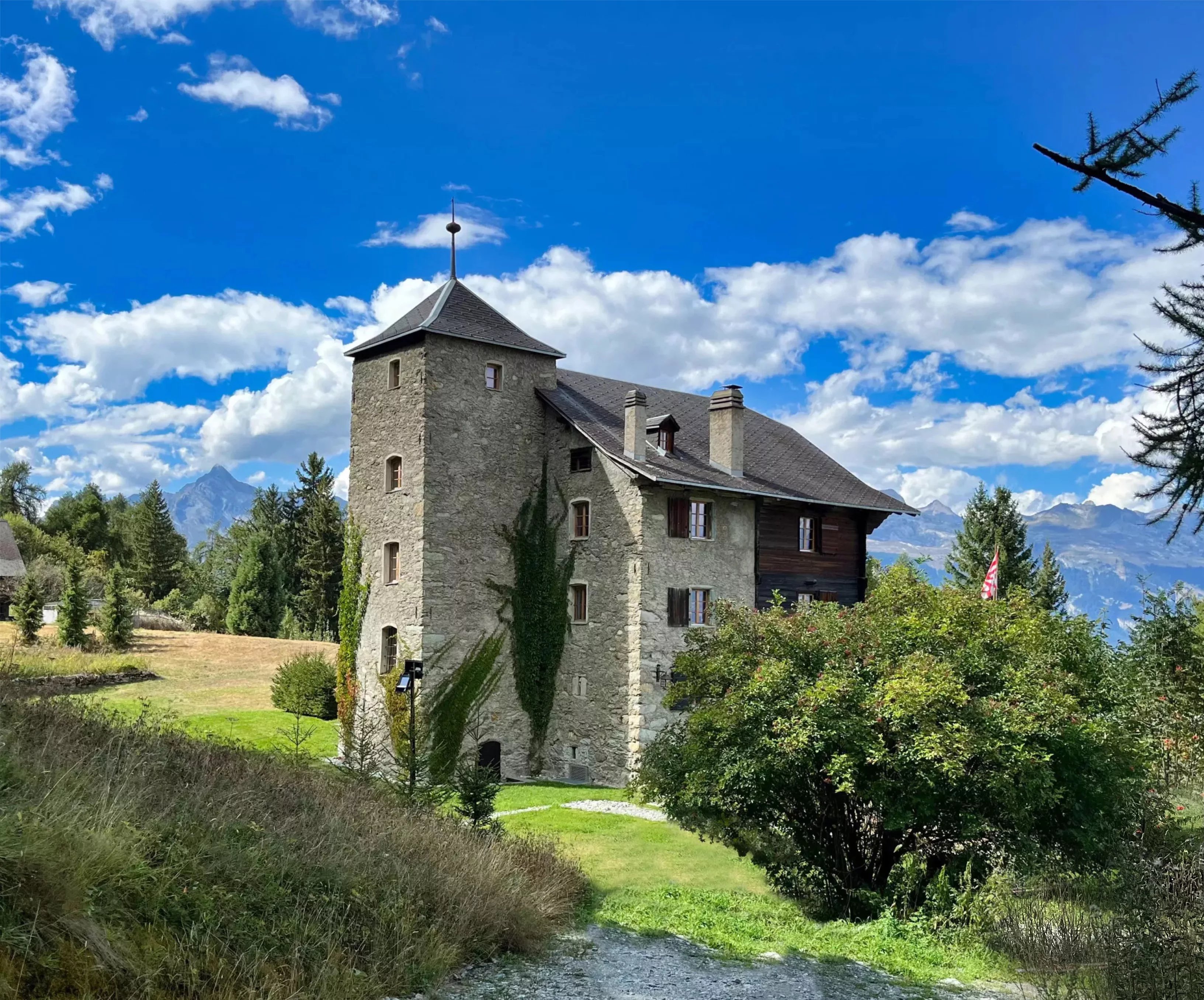 Domaine exceptionnel et exclusif entièrement rénové au coeur des Alpes Valaisannes